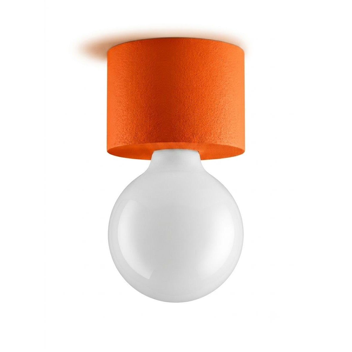 Applique murale orange à abat-jour cylindrique texturé et globe blanc lumineux.