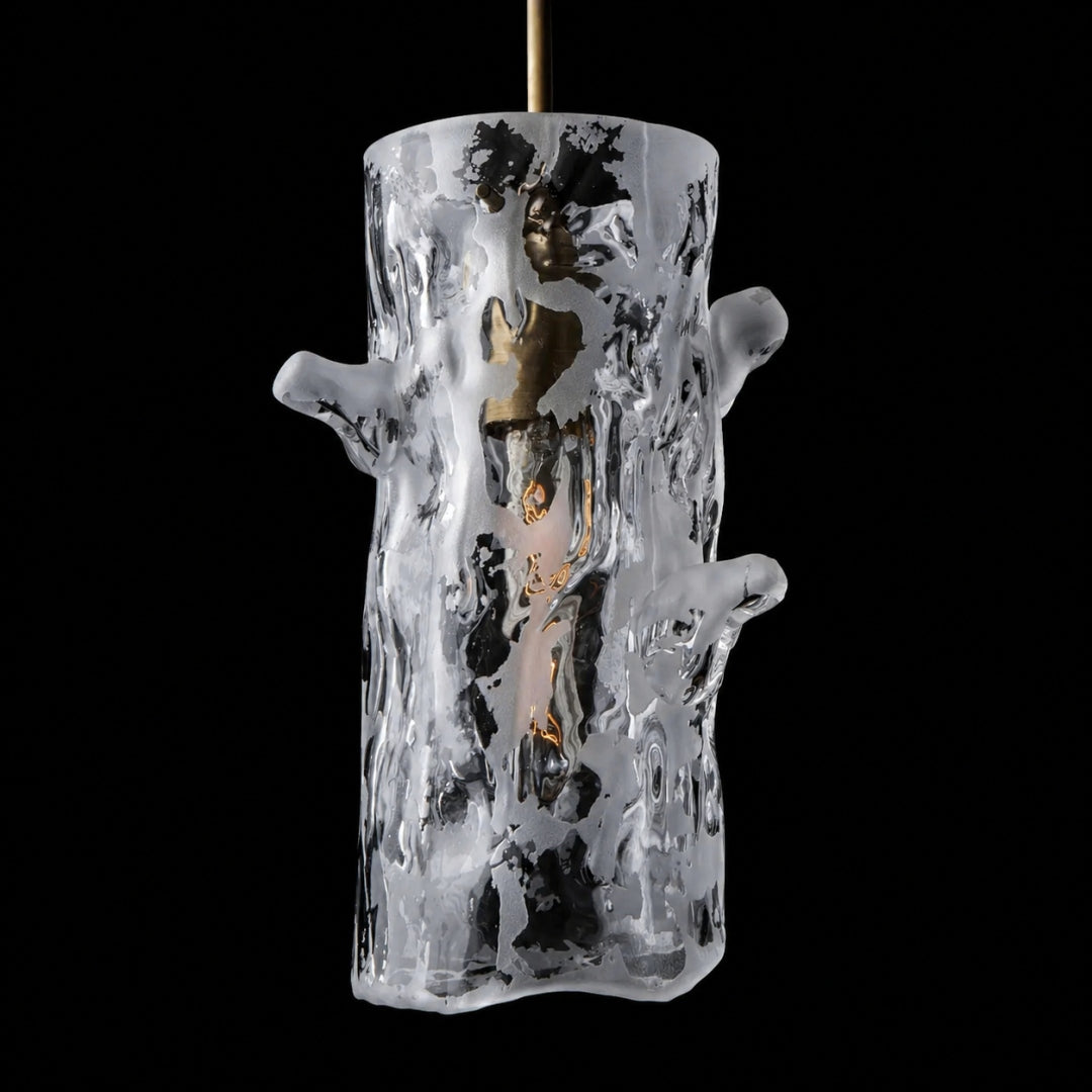 Vue de face de la suspension en verre texturé avec protubérances, fond noir.