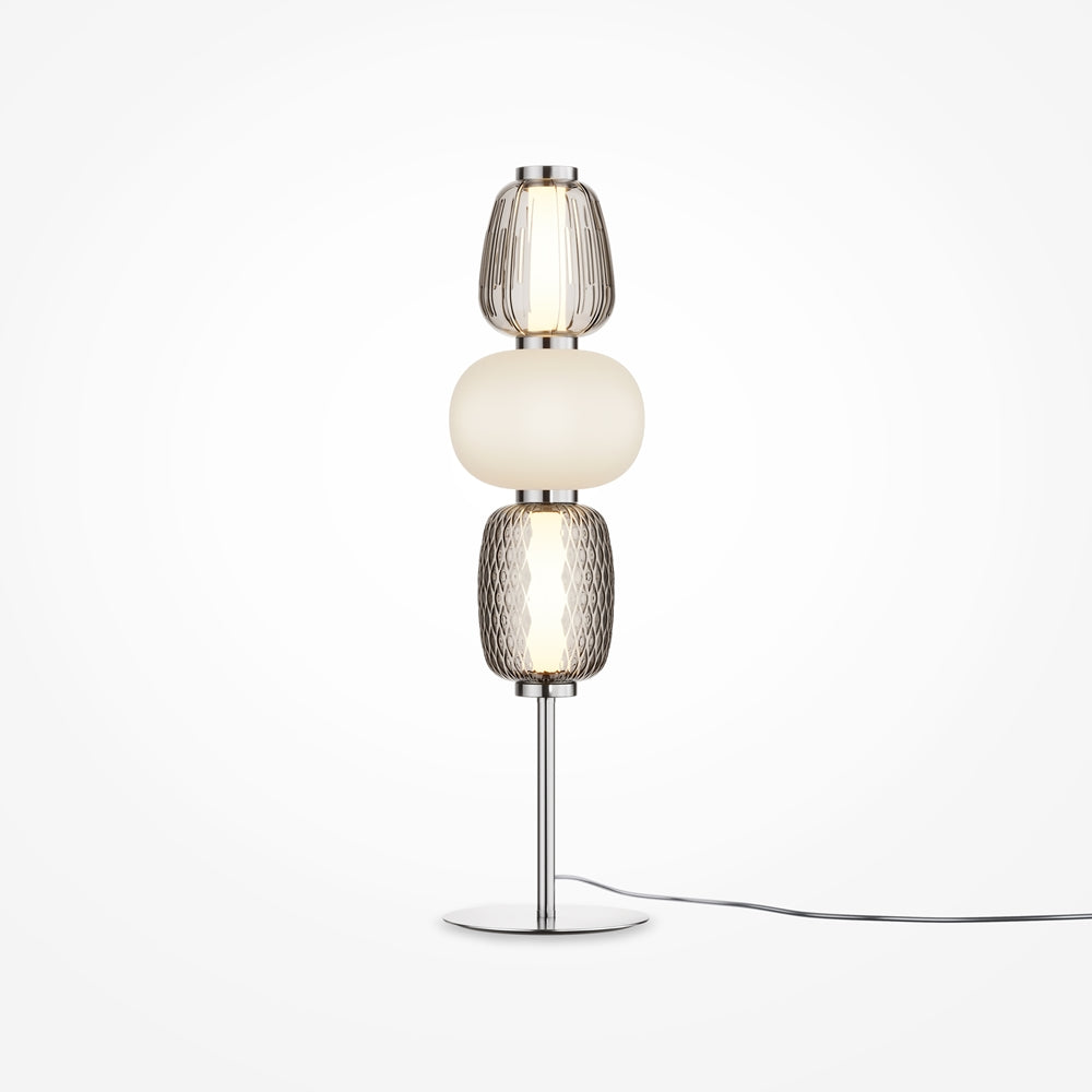 Vue d'ensemble de la lampe de chevet argentée, base plate et câble d'alimentation visibles