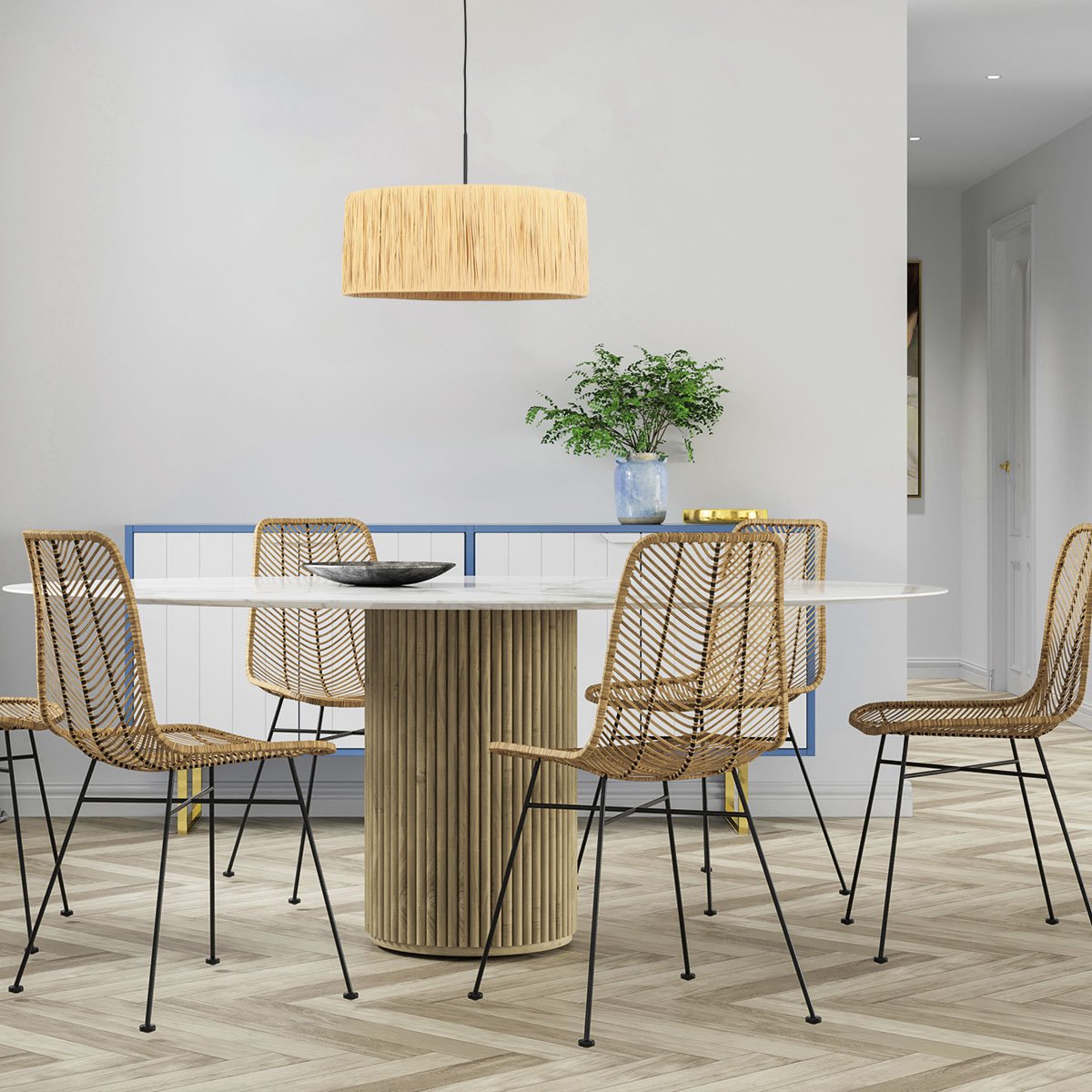 Mise en ambiance du luminaire suspendu au-dessus d'une table ronde dans une salle à manger