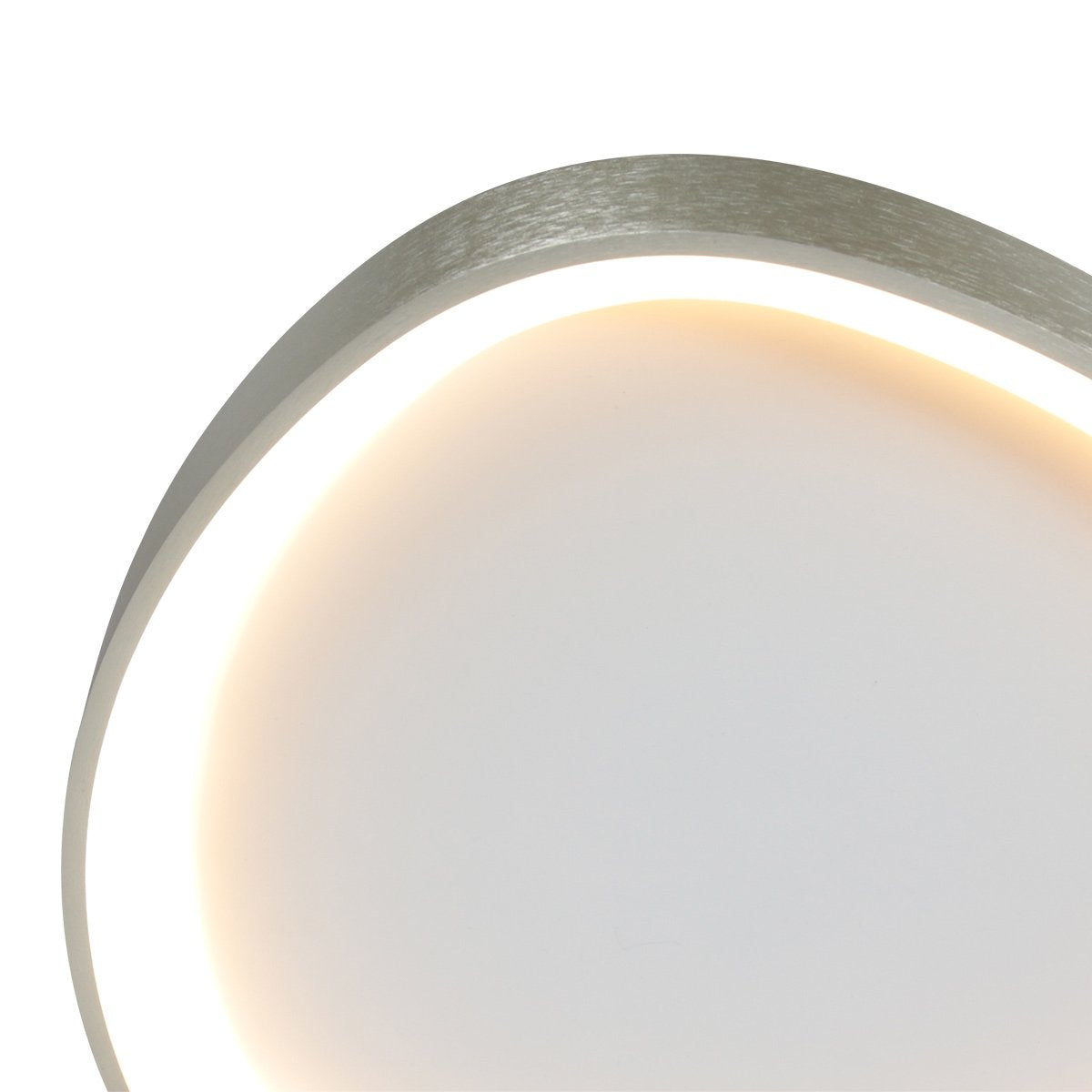 Détail rapproché du bord argent brossé et de la lumière chaude