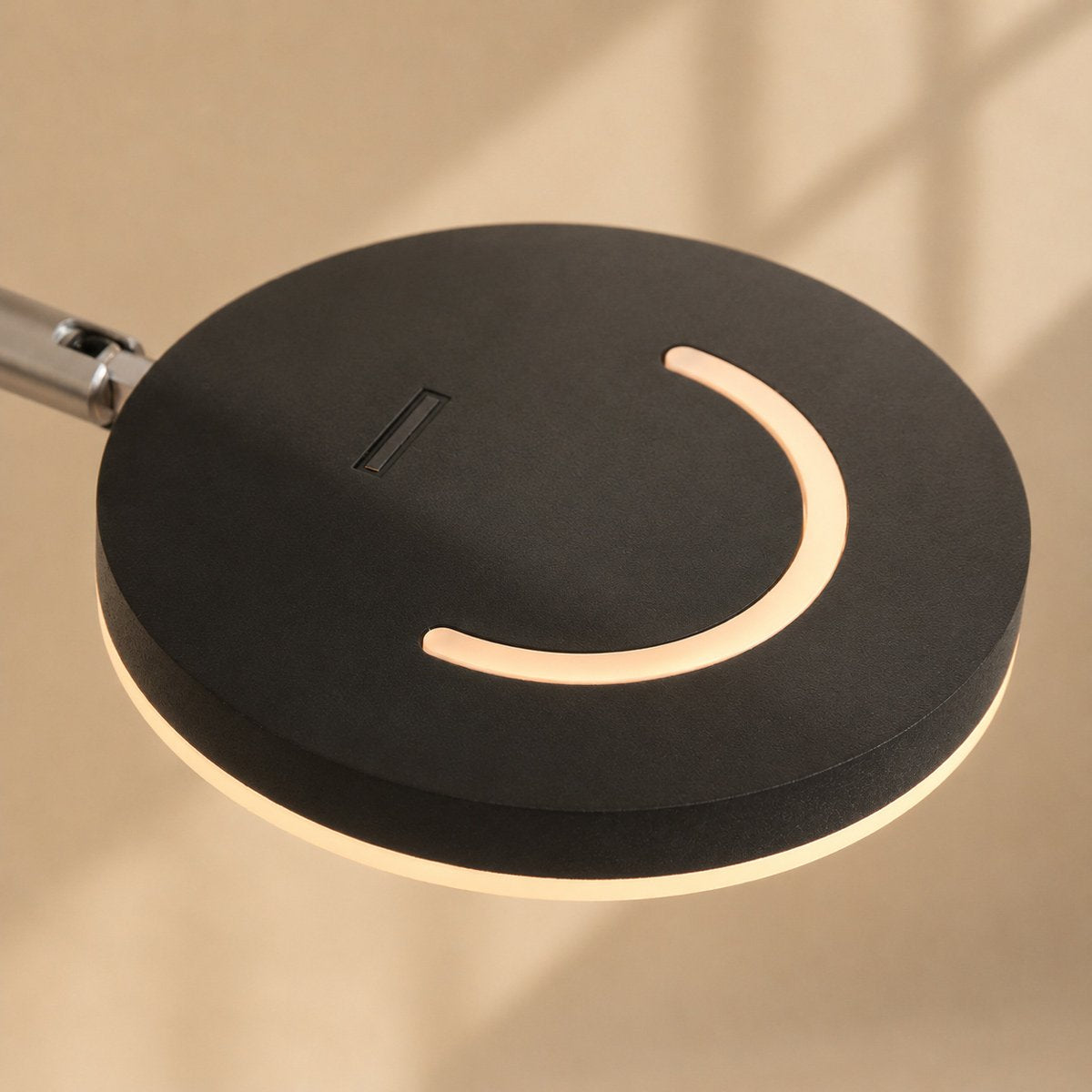 Détail de la tête ronde noire avec halo lumineux en croissant
