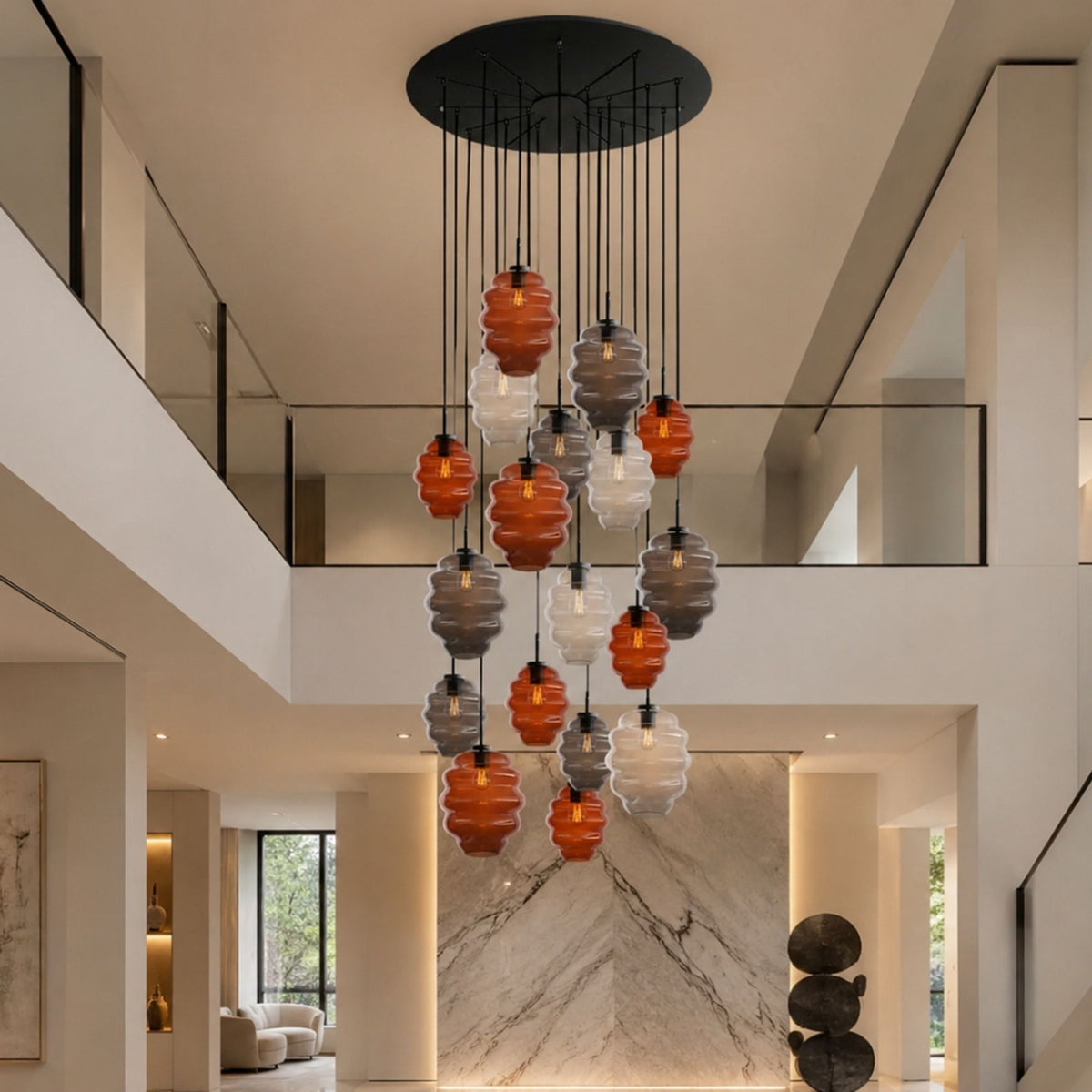Grande suspension douze verres godronnés colorés suspendus dans un hall à double hauteur