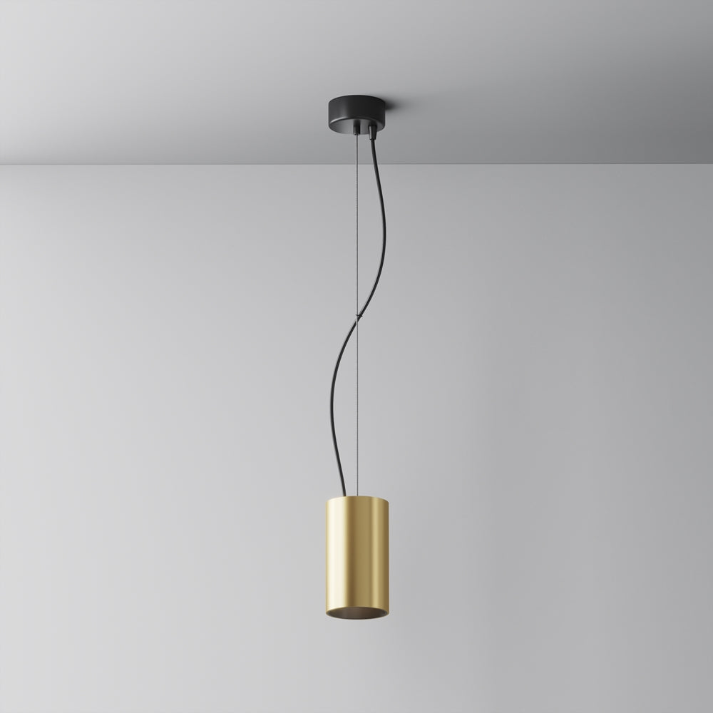 Suspension complète avec cylindre doré, câble noir et rosace fixée au plafond.