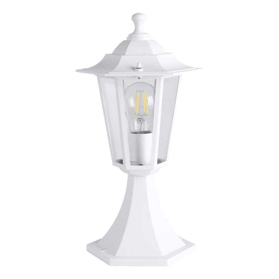 Lanterne blanche légèrement inclinée, ampoule LED filament visible, fond blanc neutre