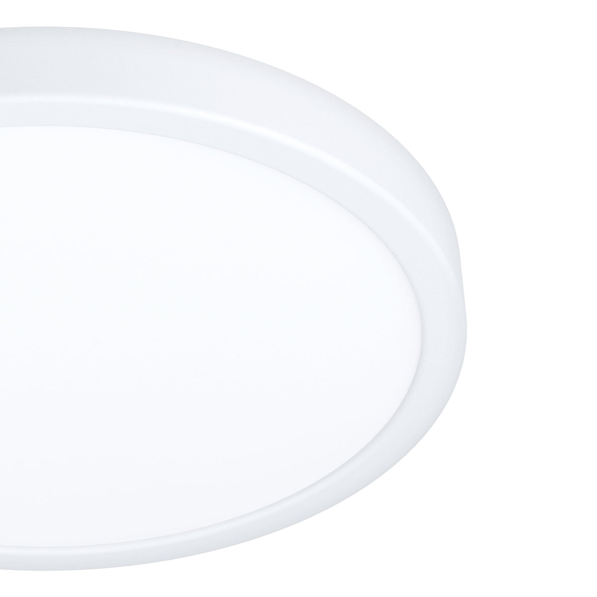 Gros plan sur le bord arrondi et la finition blanche mate du luminaire