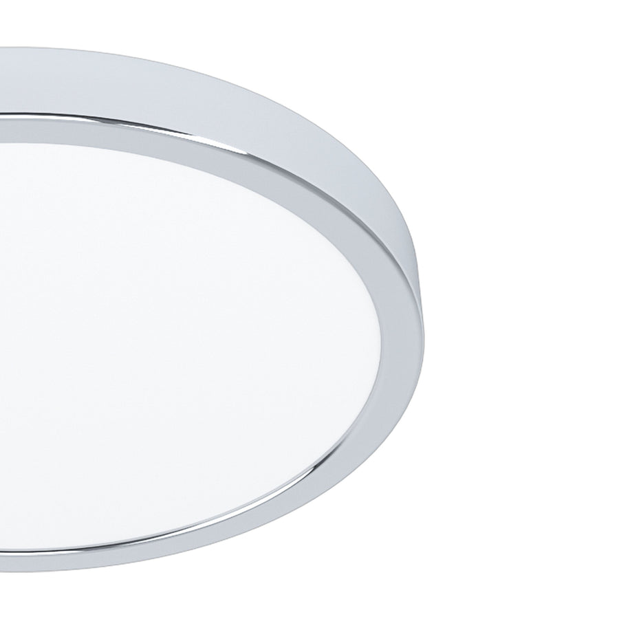 Détail du cerclage chromé et du diffuseur blanc du luminaire.