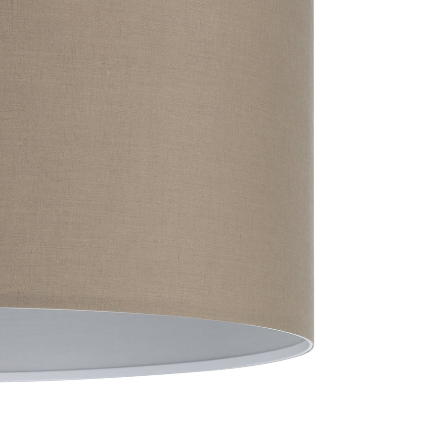 Détail de la texture du tissu beige et de l'intérieur blanc de l'abat-jour
