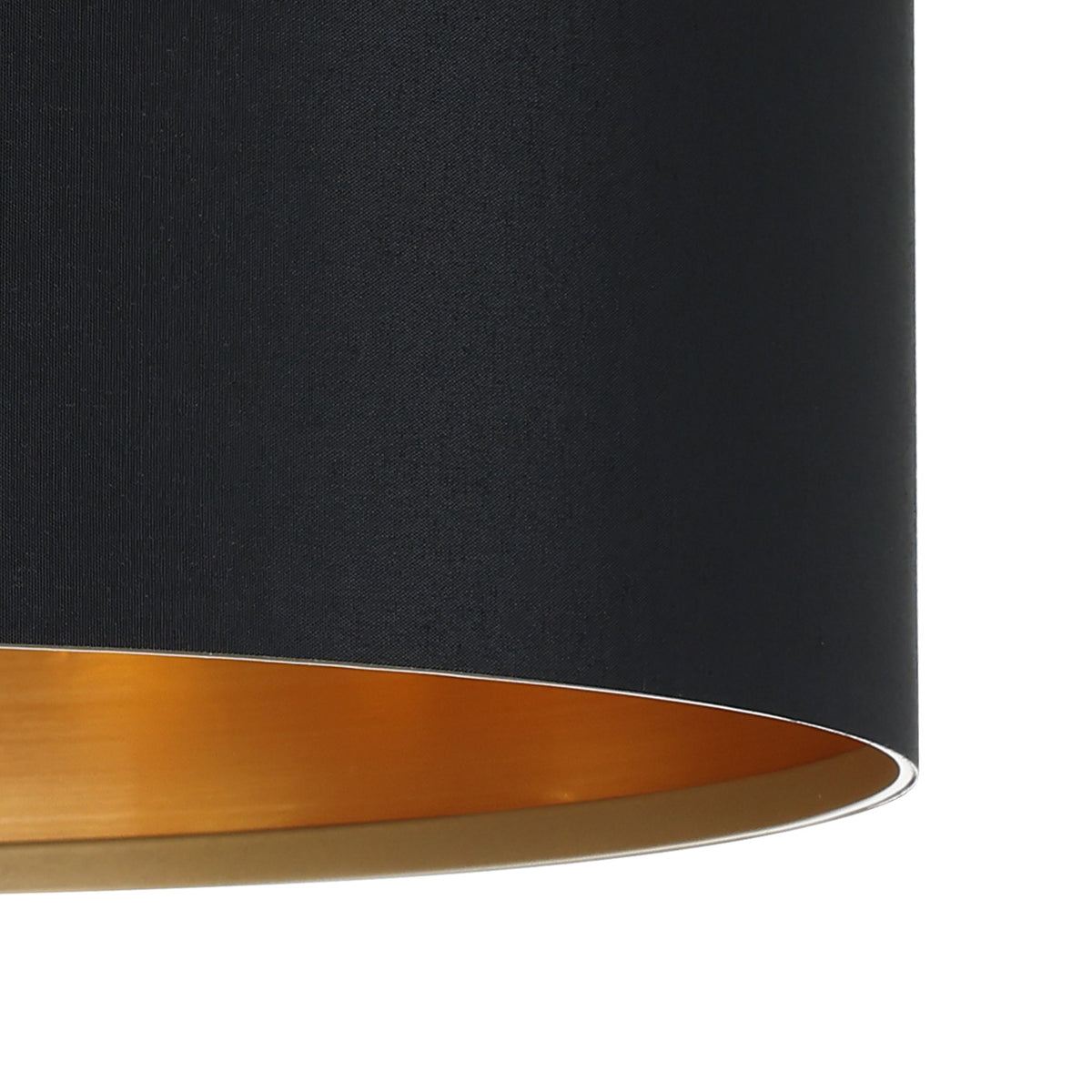 Détail rapproché de la finition : tissu noir mat et rebord intérieur doré brillant