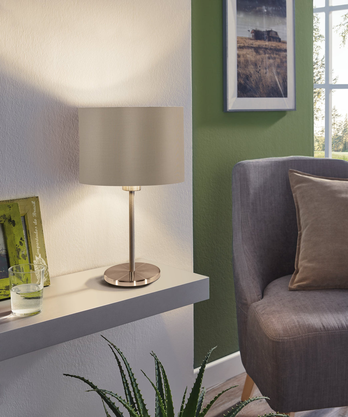 Mise en ambiance sur une console blanche, près d'un fauteuil et d'un mur vert
