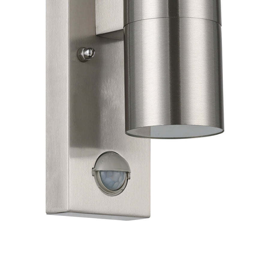 Gros plan sur applique murale en inox brossé avec détecteur de mouvement intégré.