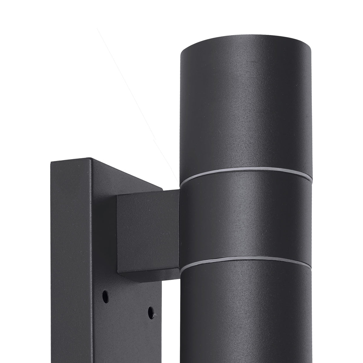 Gros plan sur la platine murale, les vis et le corps cylindrique noir mat