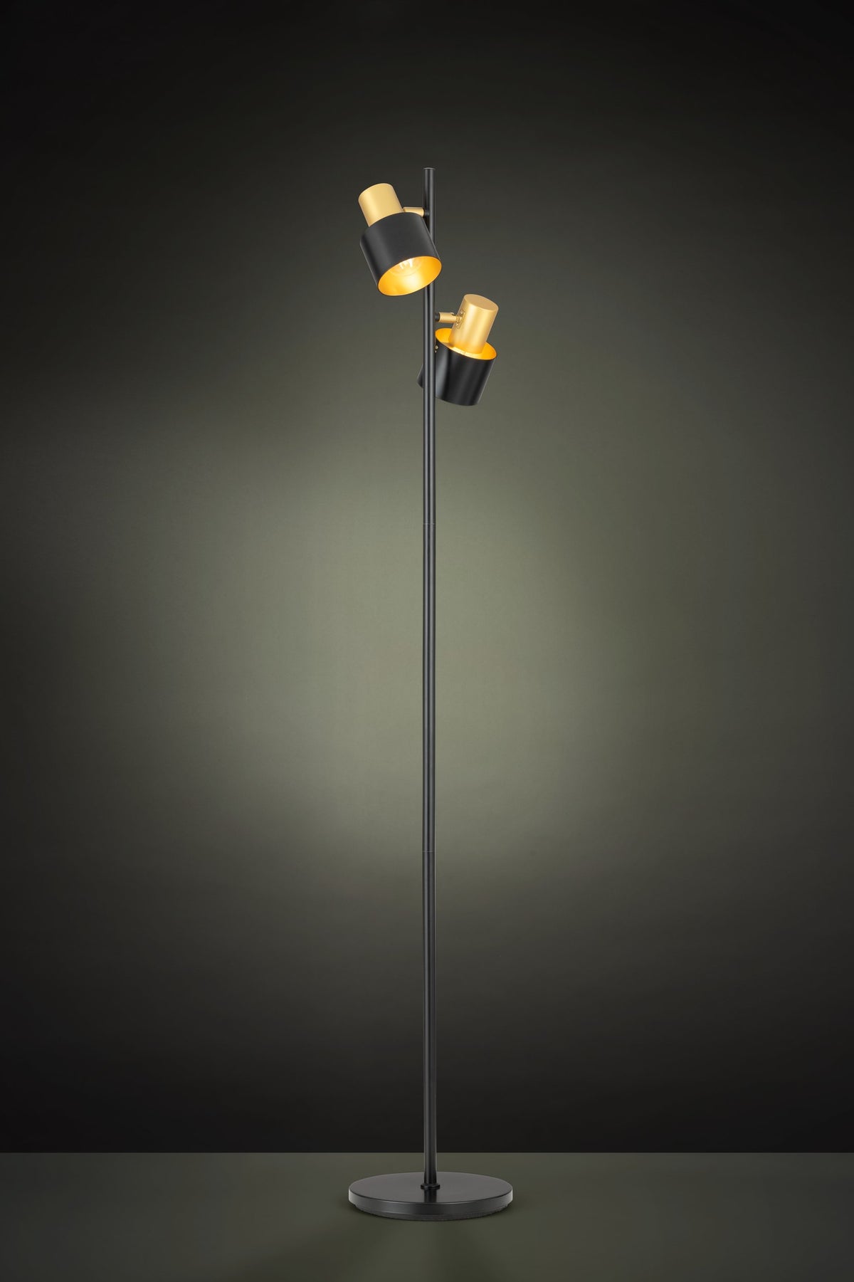 Mise en ambiance sombre avec lampadaire allumé diffusant une lumière chaude