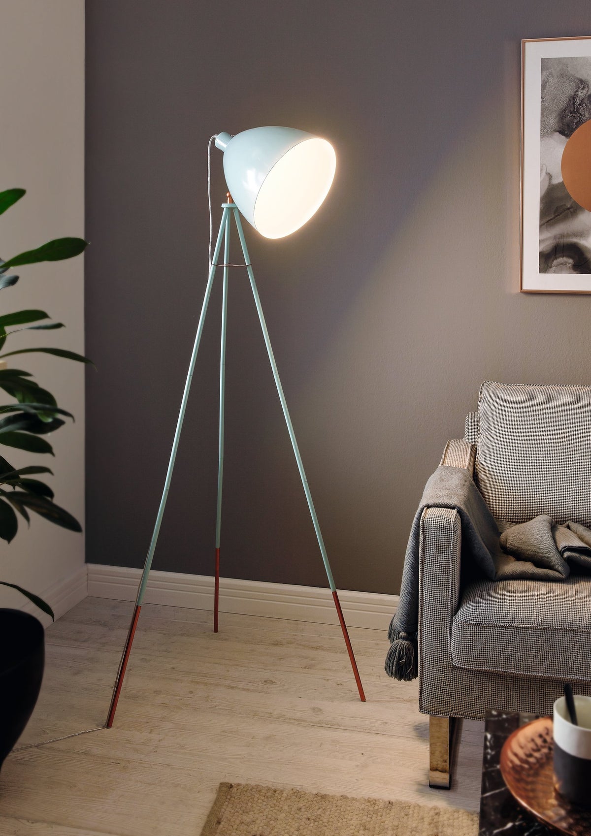 Mise en ambiance du lampadaire allumé près d'un fauteuil dans un salon
