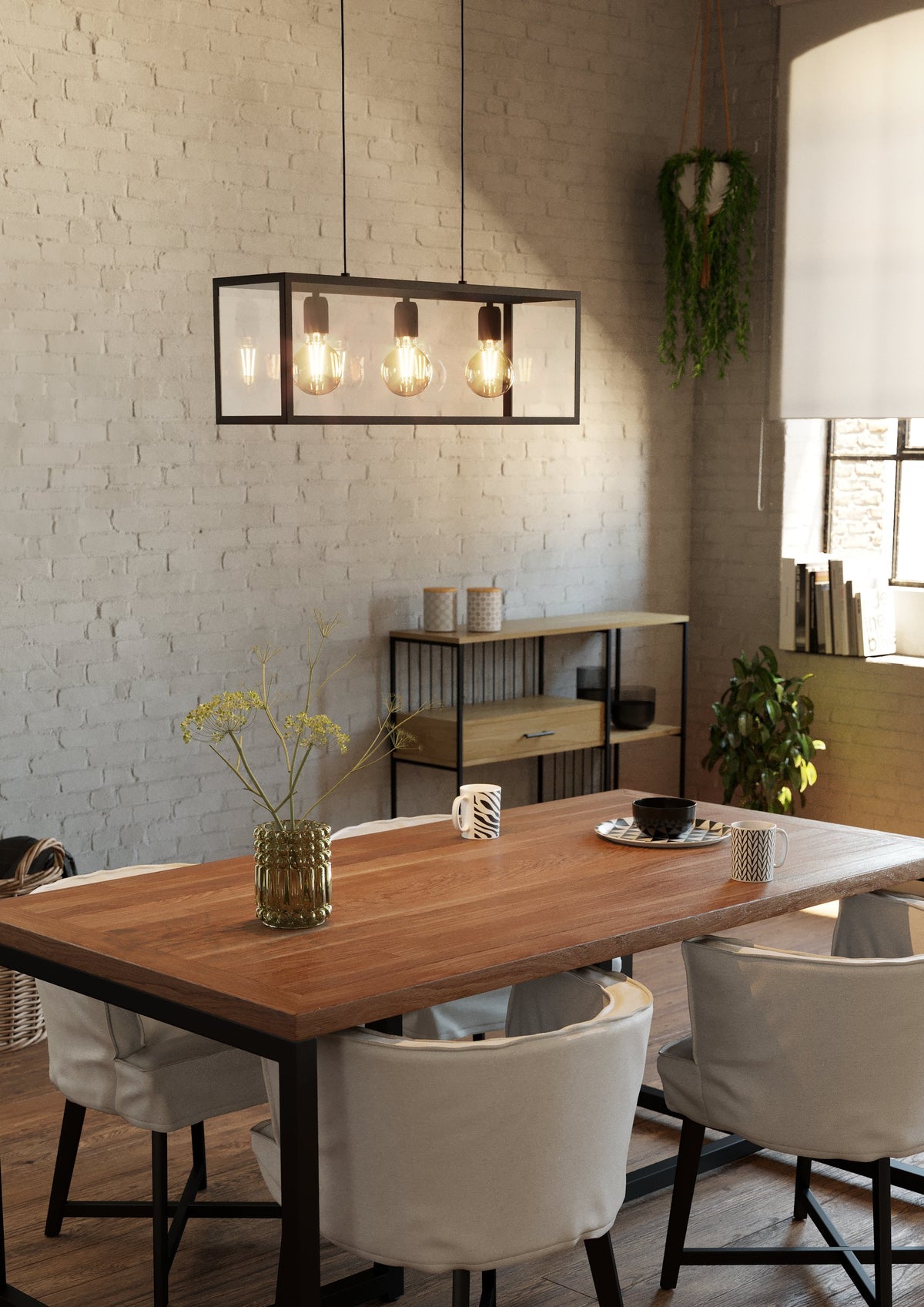 Luminaire suspendu au-dessus d'une table en bois dans une salle à manger claire