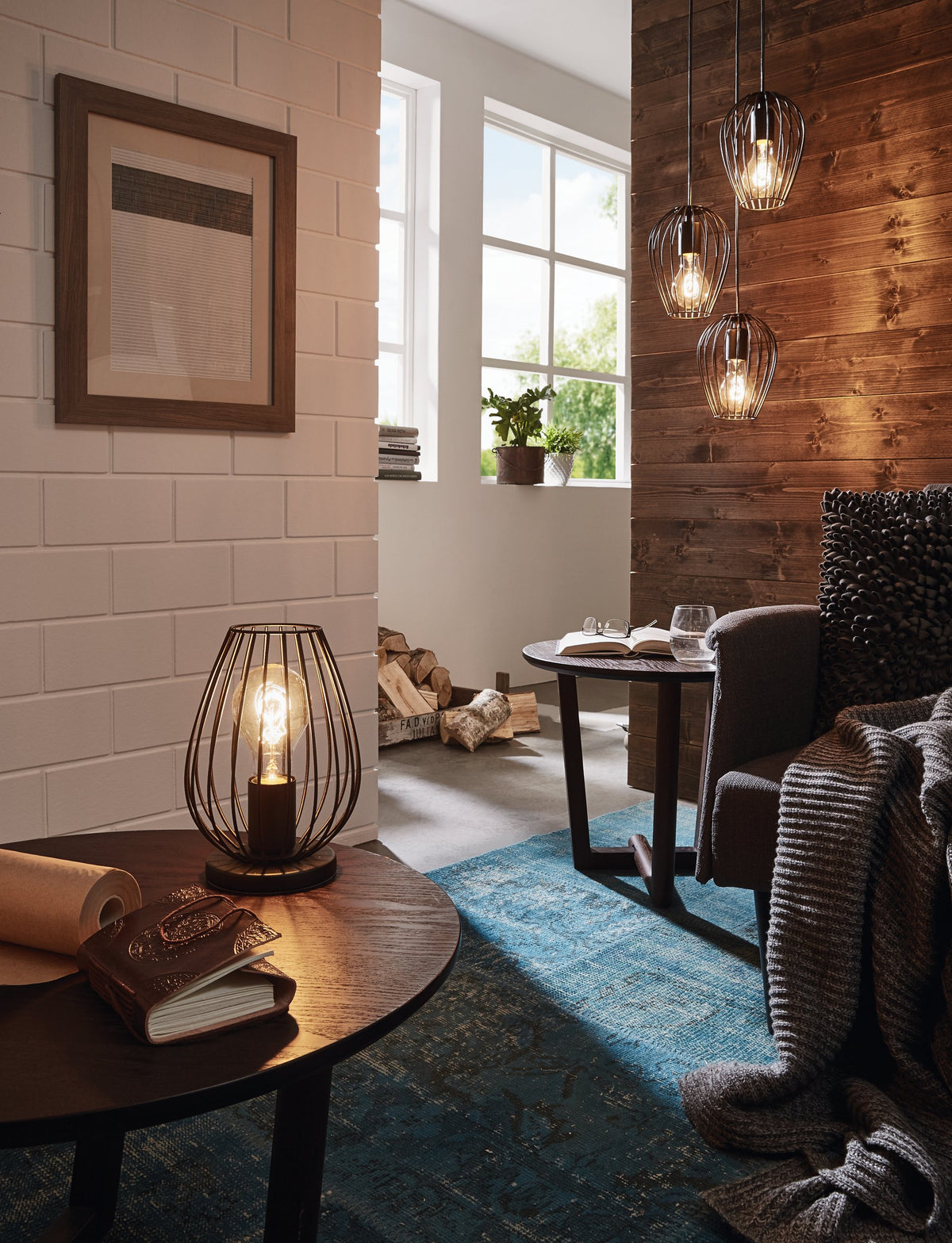 Mise en ambiance chaleureuse, lampe posée sur table basse dans un salon