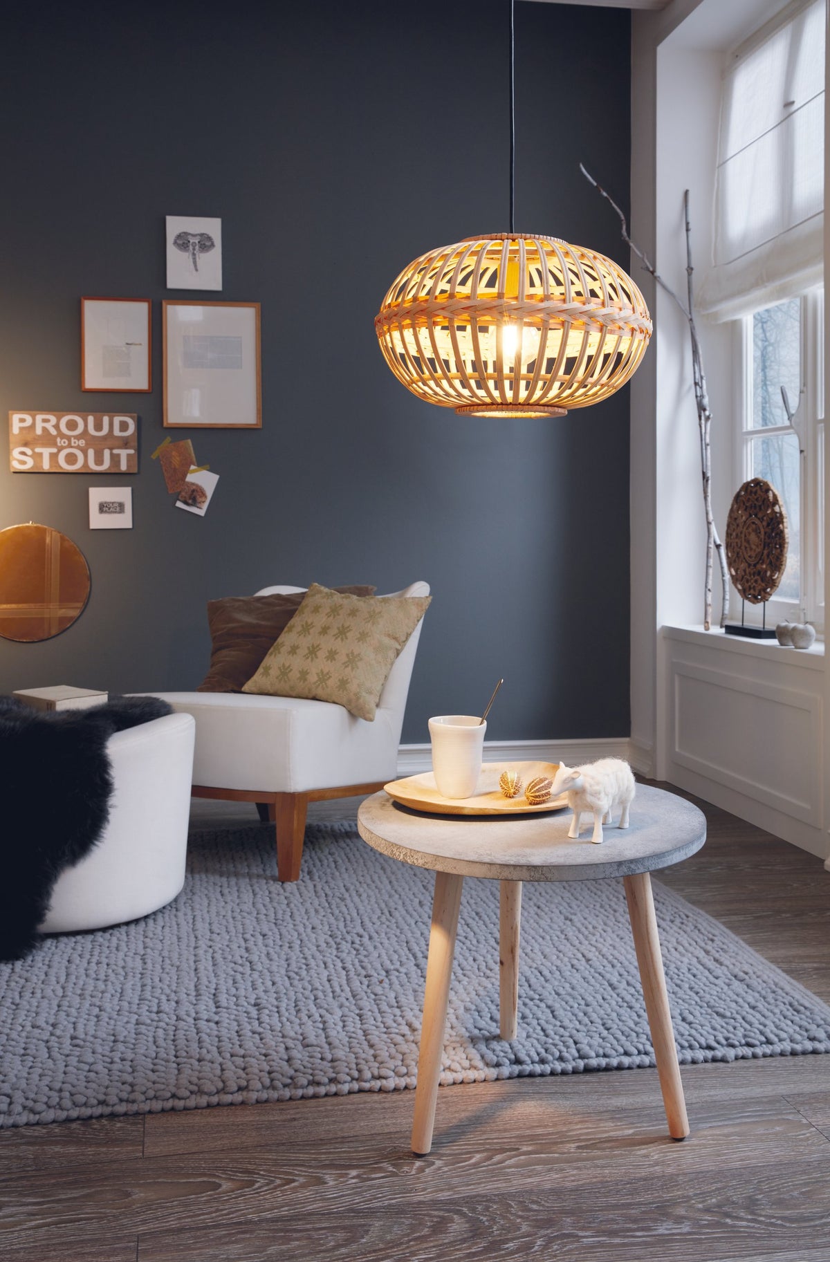 Mise en ambiance dans un salon sombre, suspension allumée au-dessus d'une table.