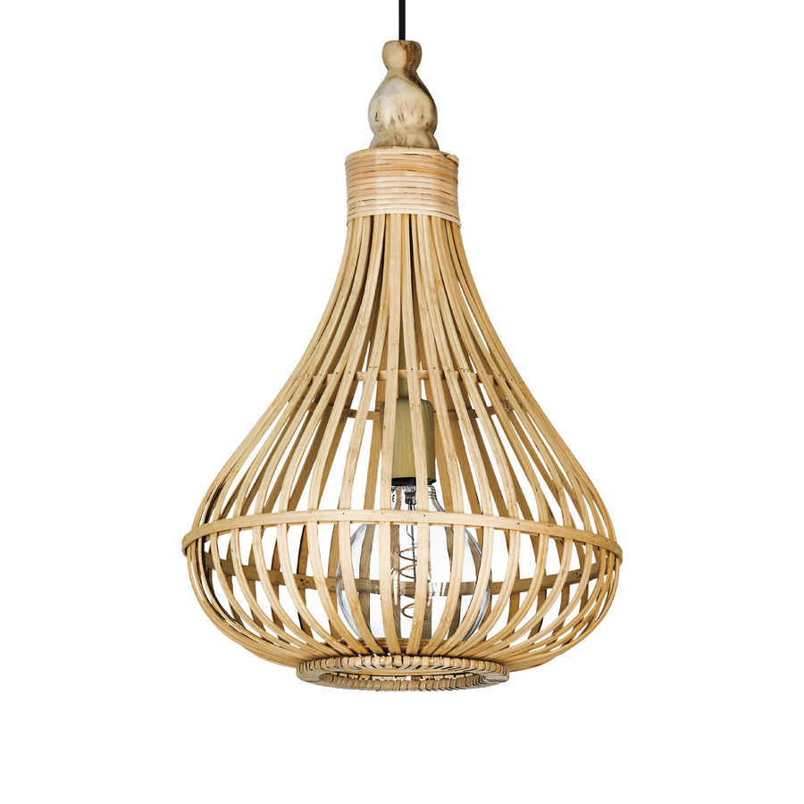 Gros plan sur la cage en bois tressé et l'ampoule à l'intérieur.