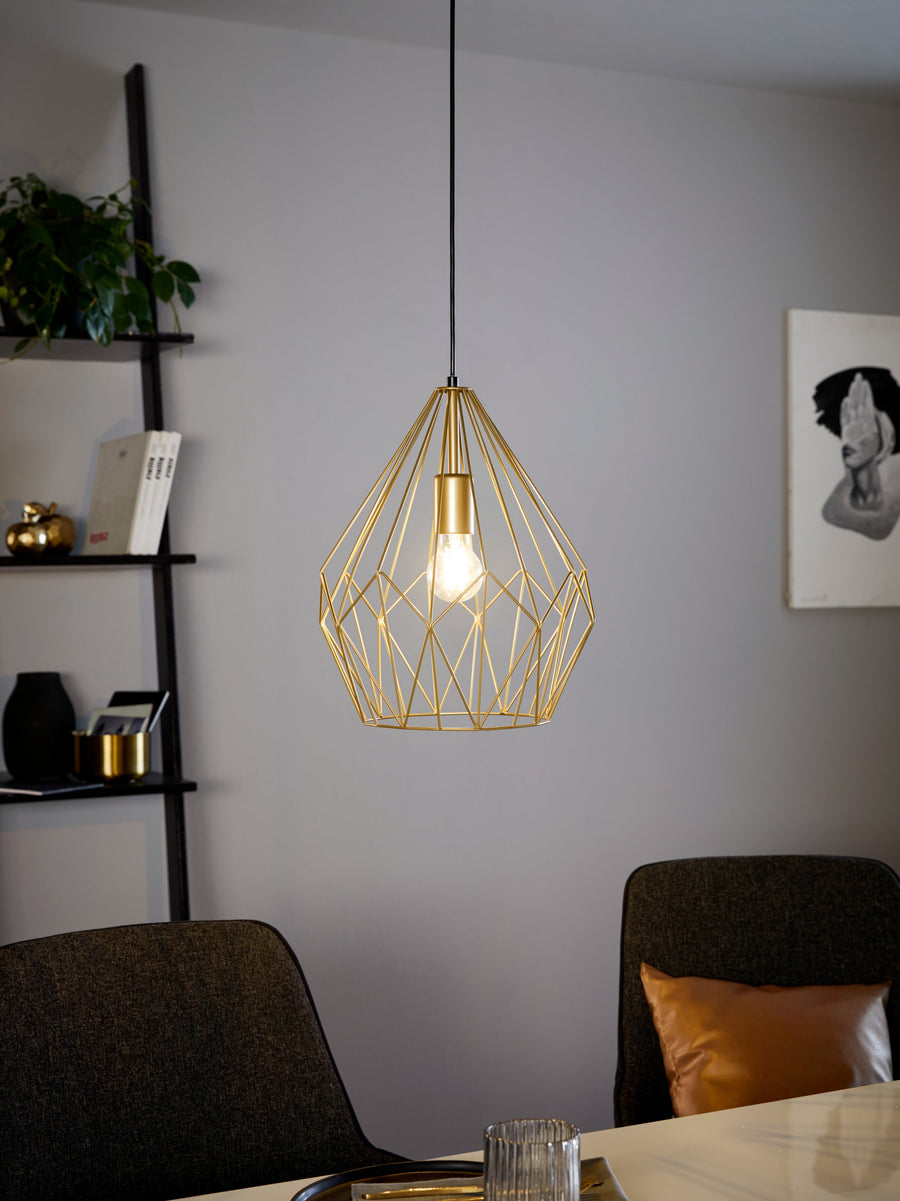 Suspension allumée au-dessus d'une table à manger dans un intérieur gris contemporain