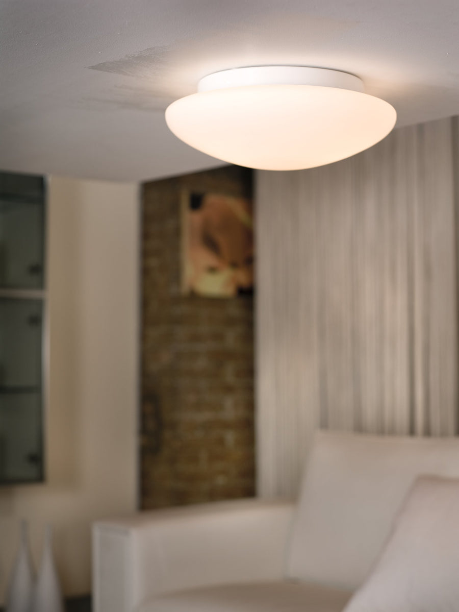 Luminaire allumé fixé au plafond dans un salon contemporain