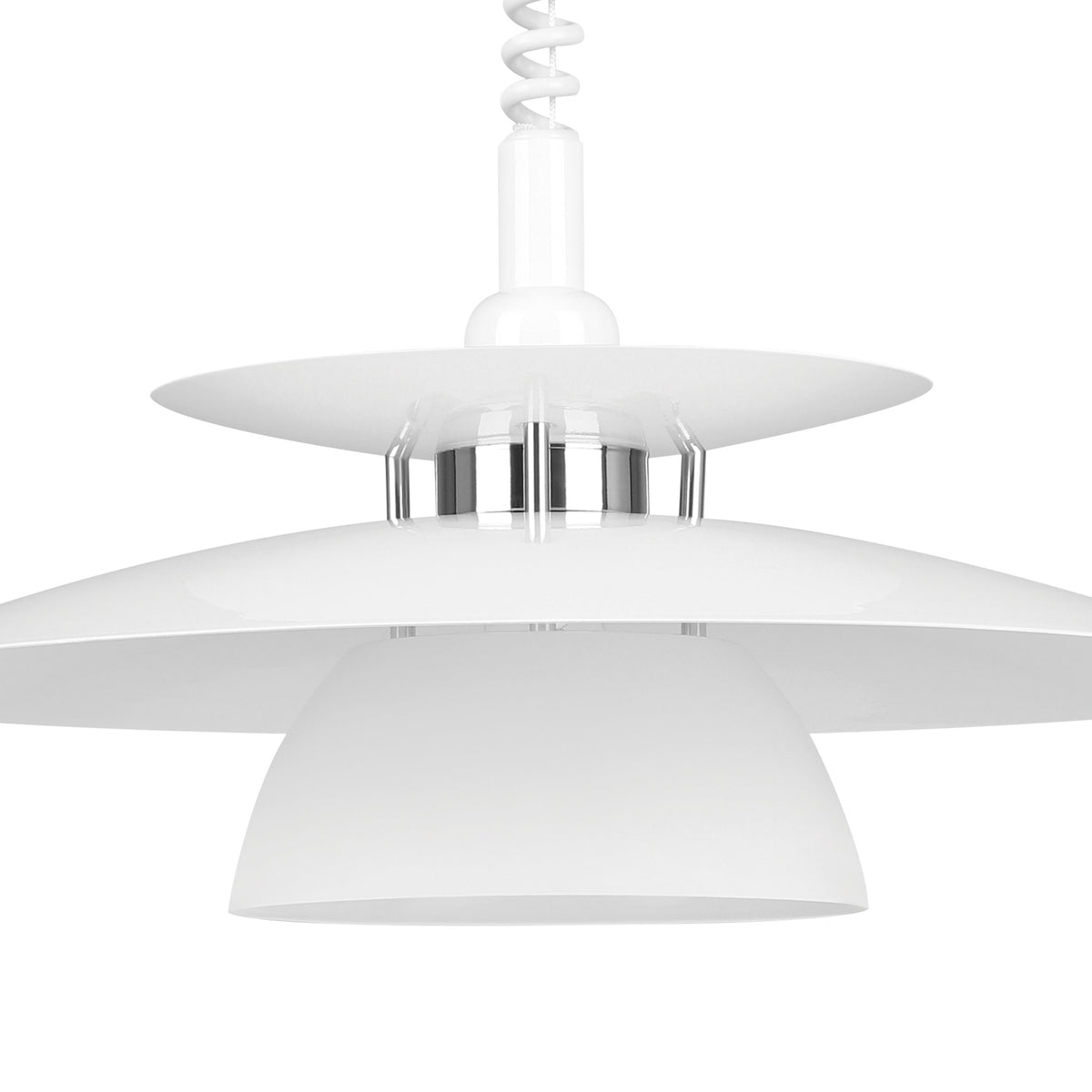Gros plan sur les fixations chromées et les disques blancs du luminaire.
