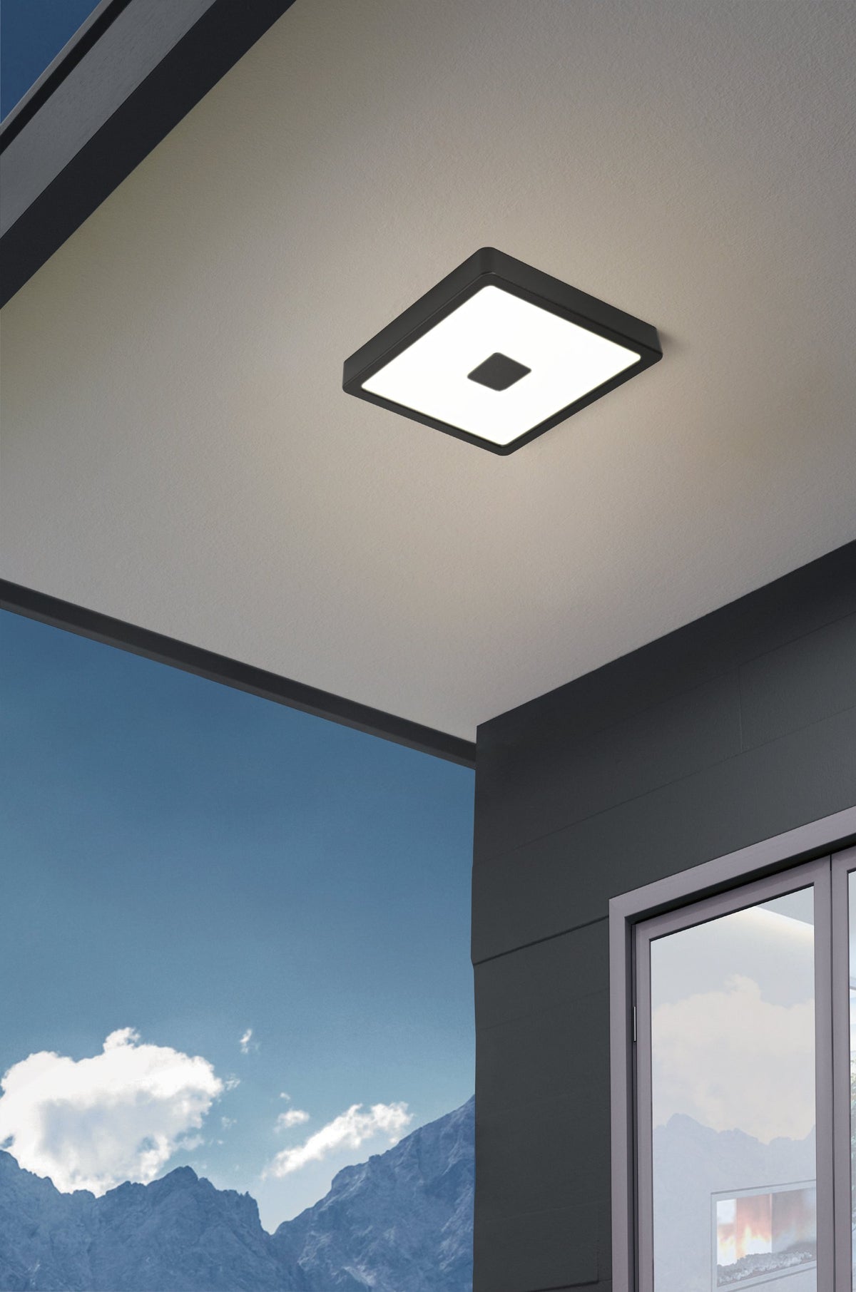 Mise en ambiance du luminaire fixé au plafond d'une terrasse extérieure
