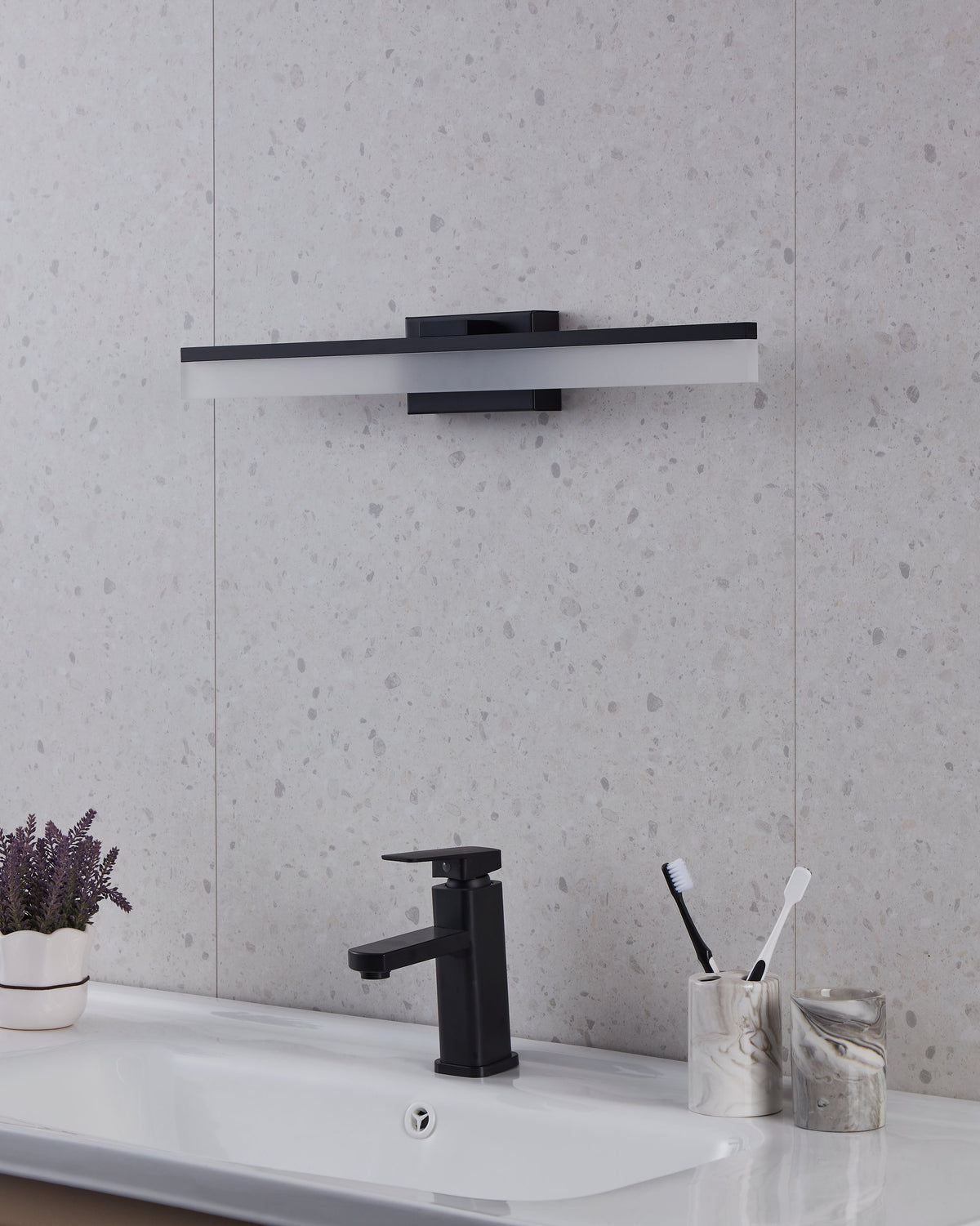 Même vue de la salle de bain, lumière éteinte, éclairage naturel sur le mur.