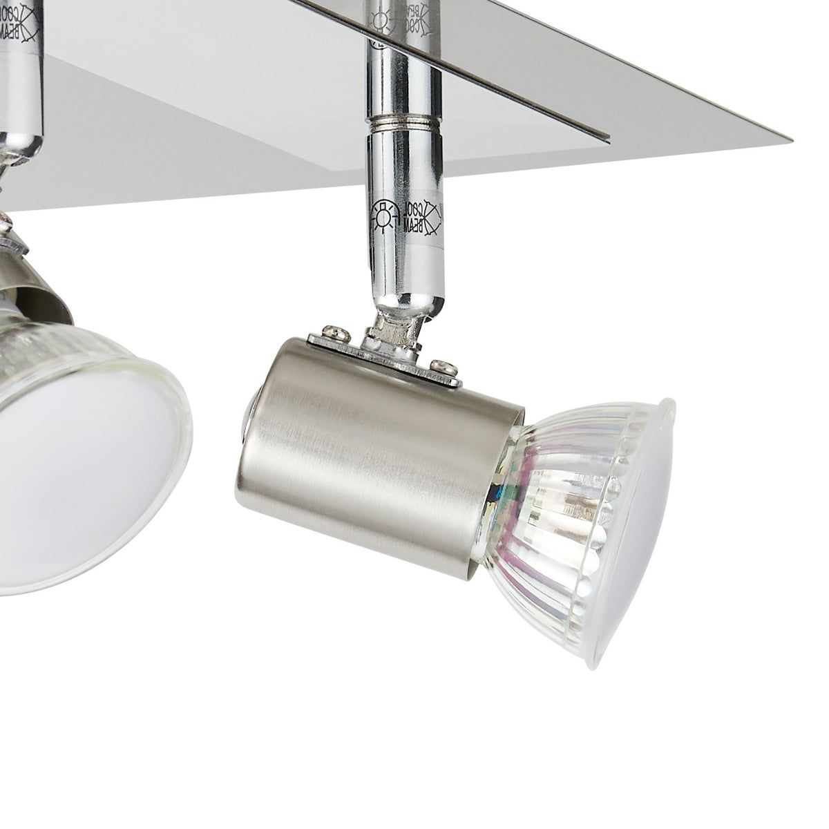 Détail en gros plan d'une tête orientable et de sa rotule en nickel satiné avec ampoule.
