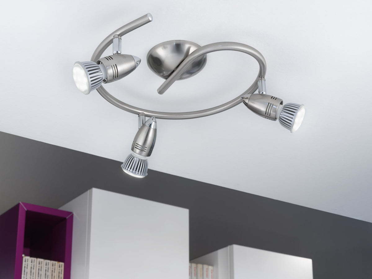 Mise en ambiance du plafonnier allumé dans un intérieur moderne et épuré.