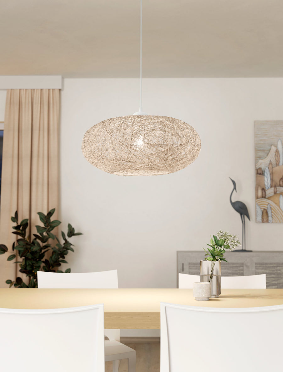 Suspension éclairée au-dessus d'une table de salle à manger dans un intérieur clair.