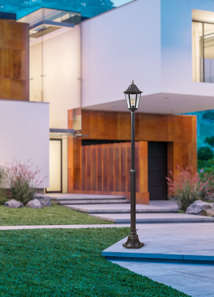 Même scène de nuit, lampadaire éclairant une allée dallée près d'une pelouse.