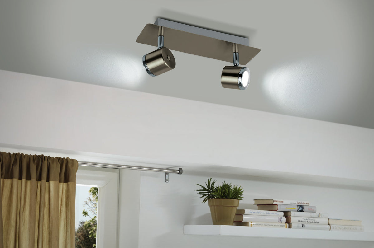 Mise en ambiance du spot fixé au plafond, lumière allumée dans un intérieur moderne.
