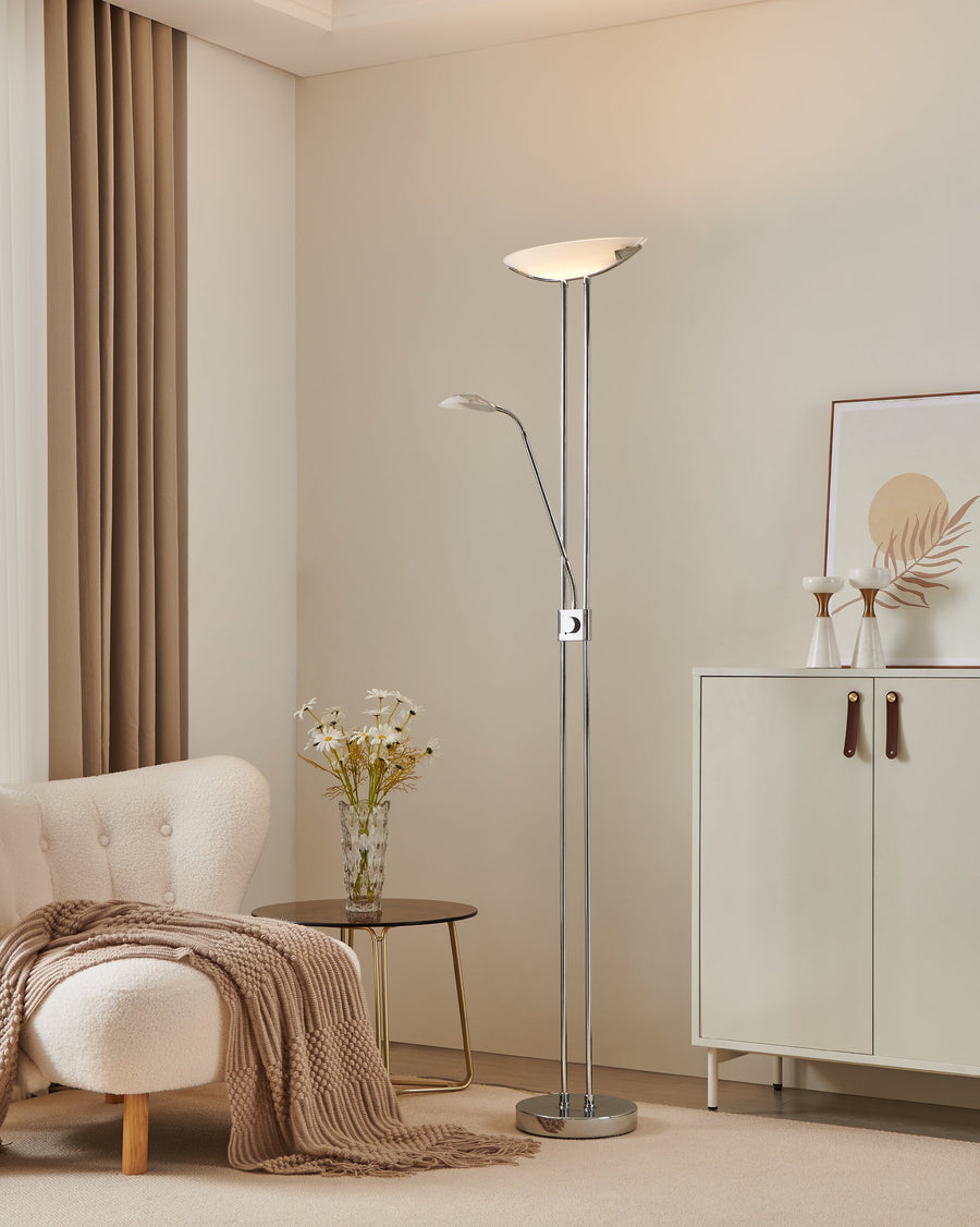 Lampadaire allumé dans un salon beige près d'un fauteuil et d'un meuble