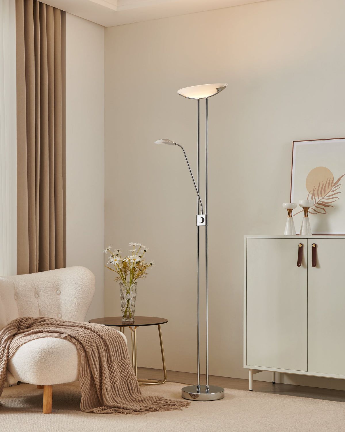 Lampadaire allumé dans un salon beige près d'un fauteuil et d'un meuble