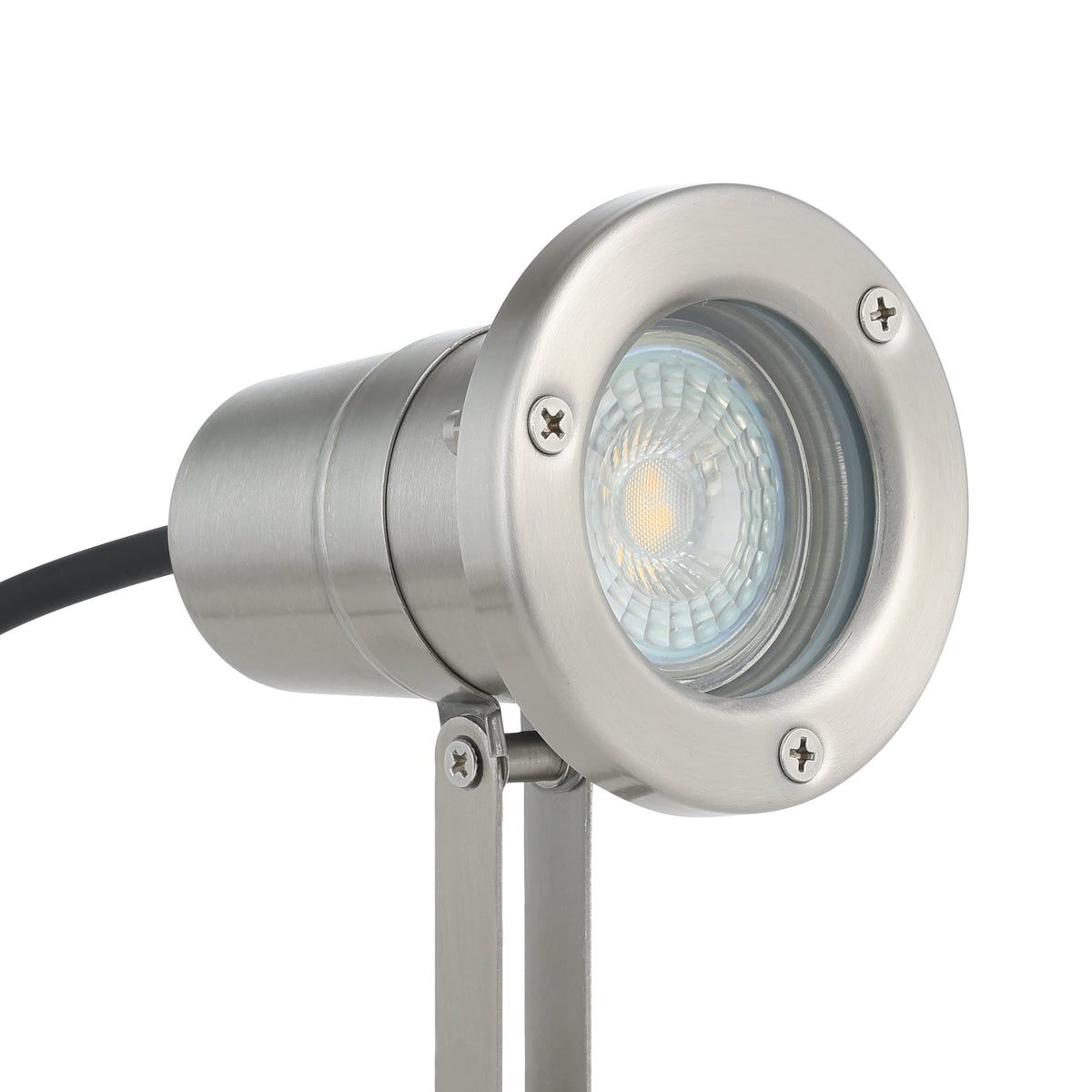 Gros plan de la tête ronde et de la lentille LED du spot inox