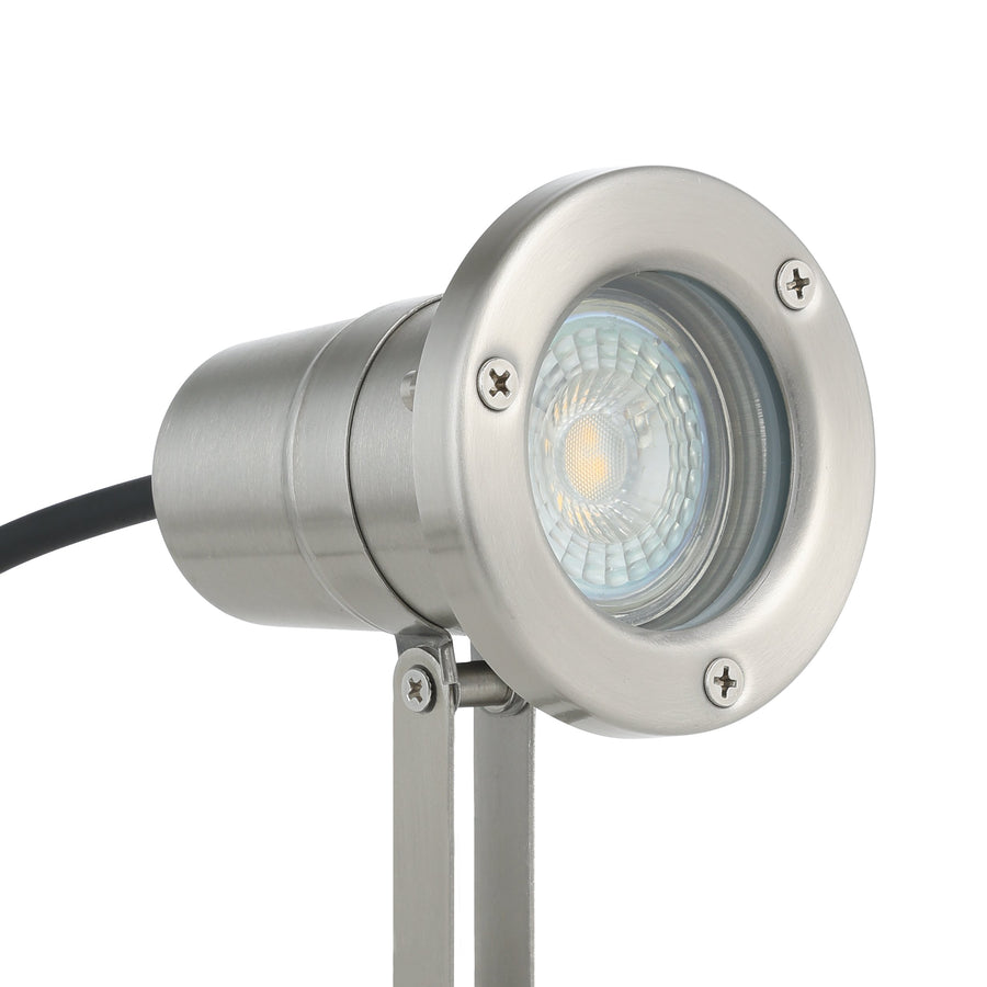 Gros plan de la tête ronde et de la lentille LED du spot inox