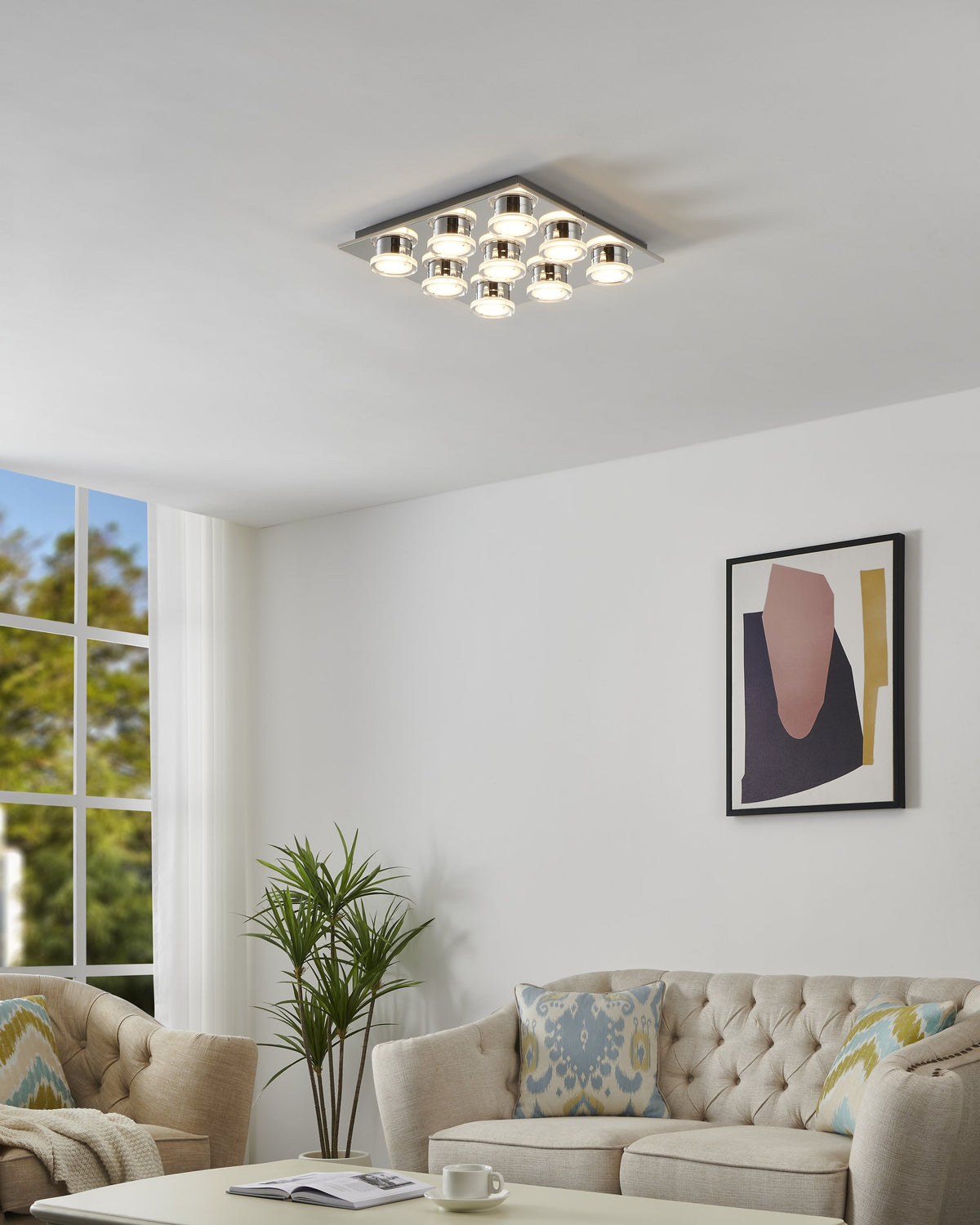 Mise en ambiance du luminaire allumé au plafond d'un salon contemporain aux teintes claires