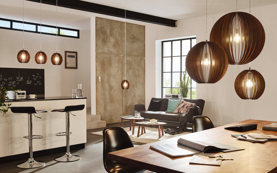 Intérieur contemporain avec cuisine, bureau et grandes suspensions boules en bois allumées