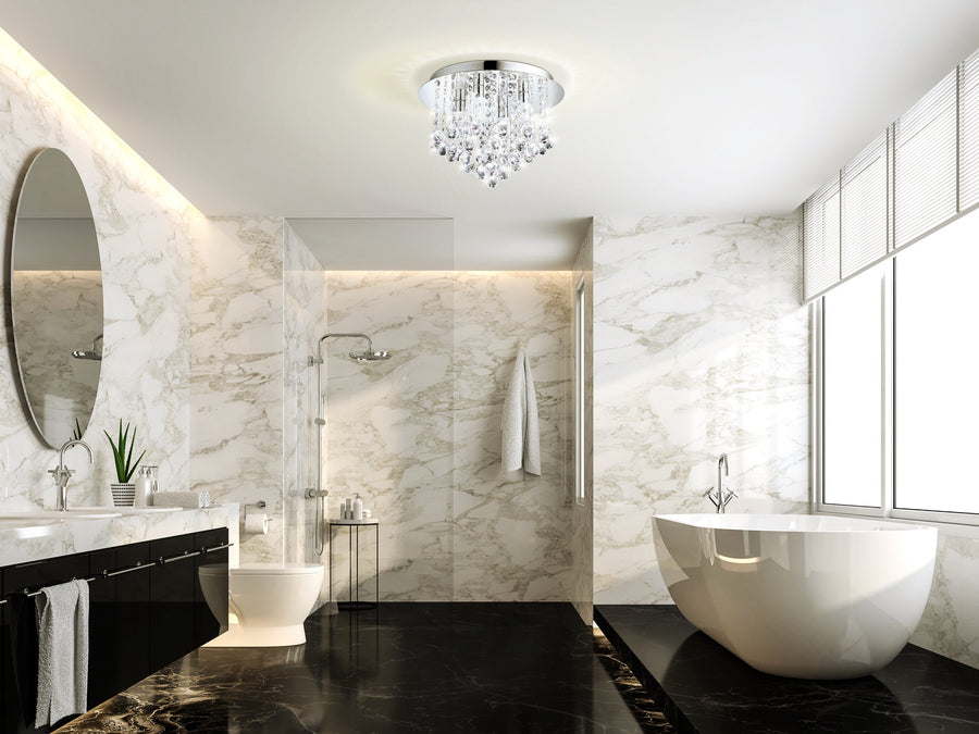 Ambiance salle de bain en marbre blanc et noir avec le plafonnier cristal