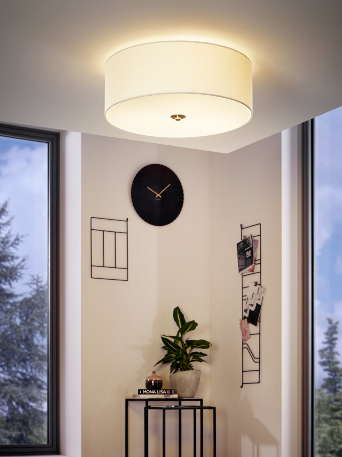 Mise en ambiance dans un salon, plafonnier allumé au plafond au-dessus d'une console