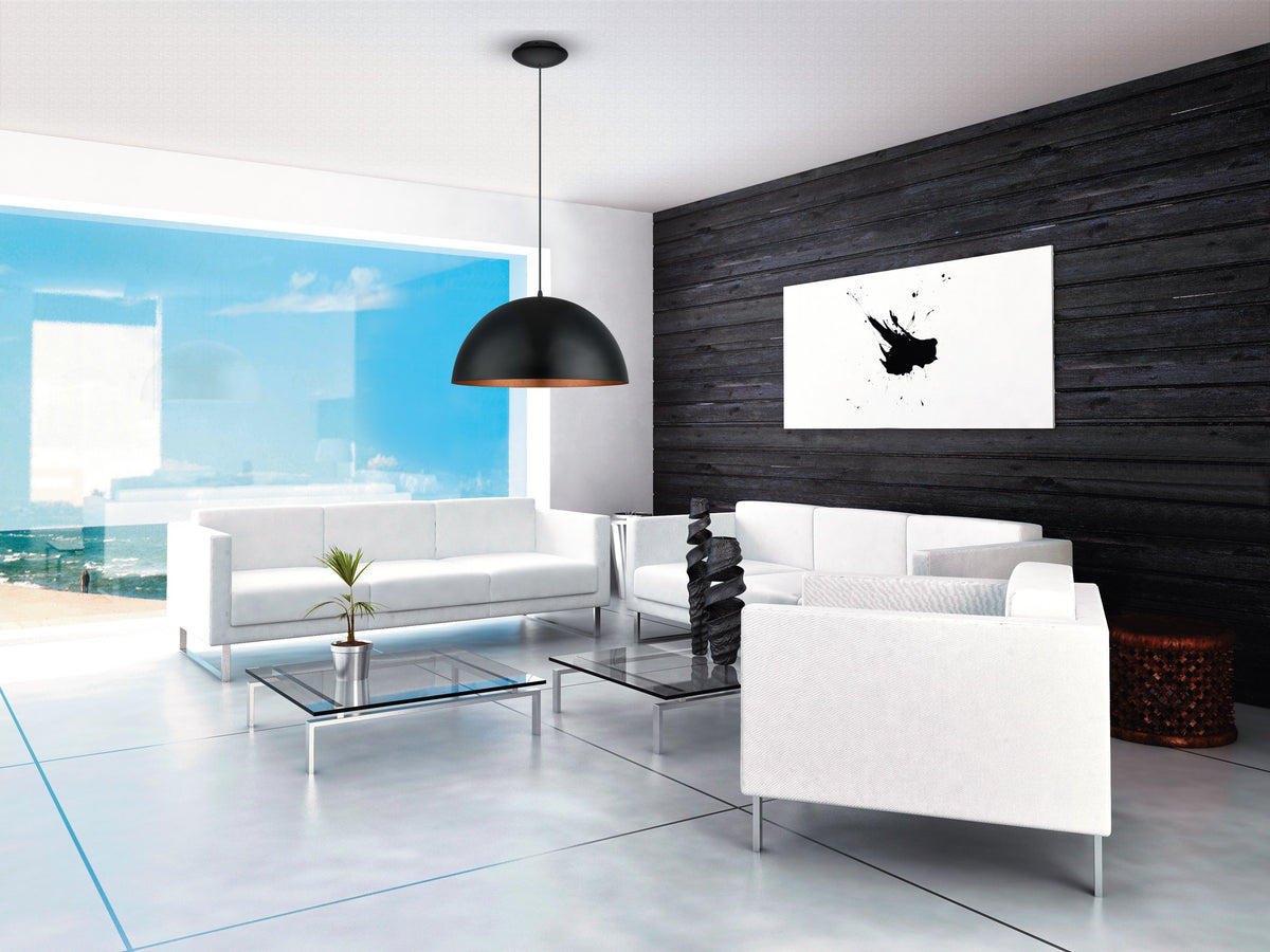 Mise en ambiance dans un salon contemporain, canapés blancs et mur de bois noir