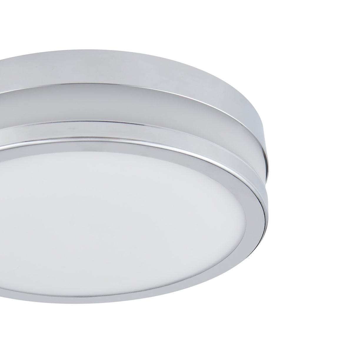 Gros plan sur la finition chromée et le bord du diffuseur blanc du luminaire.