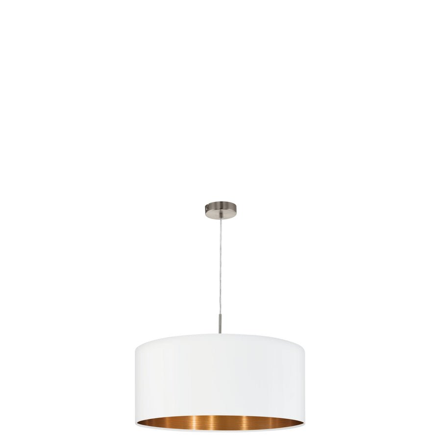Vue de trois quarts du luminaire suspendu avec abat-jour blanc et bord cuivré.