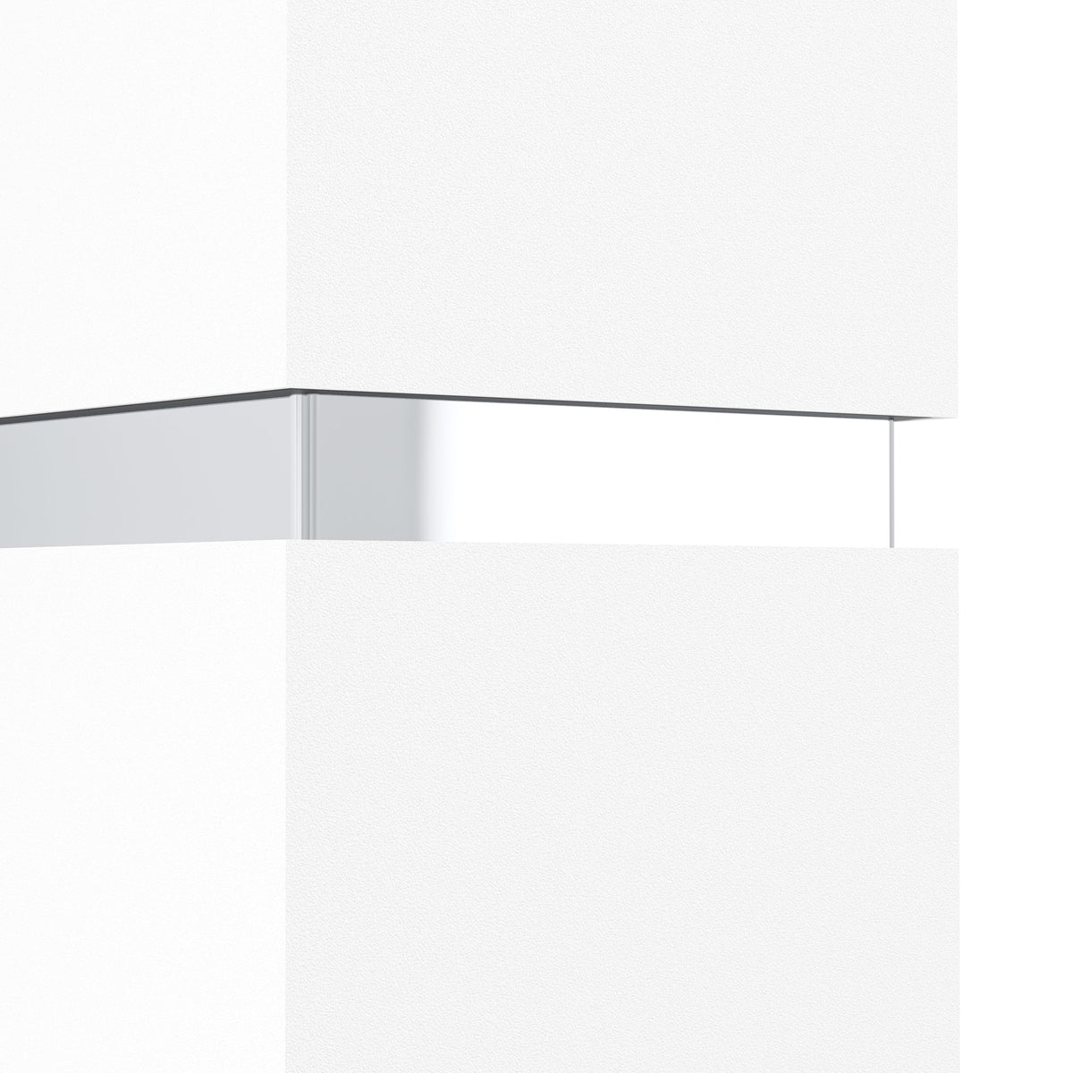 Gros plan sur l'interstice chromé et les reflets des diffuseurs blancs du luminaire.