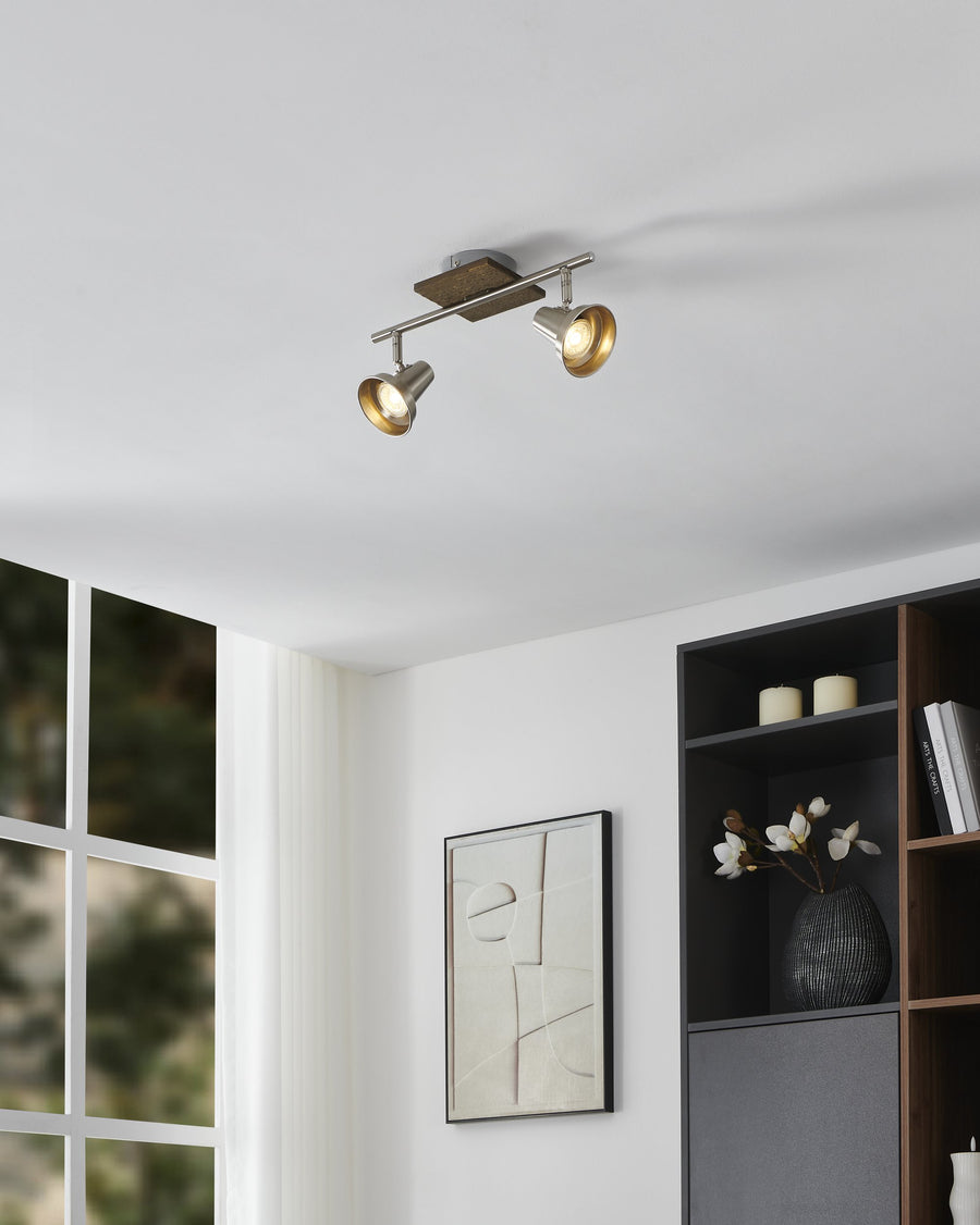 Vue en situation au plafond, spots allumés diffusant une lumière chaude