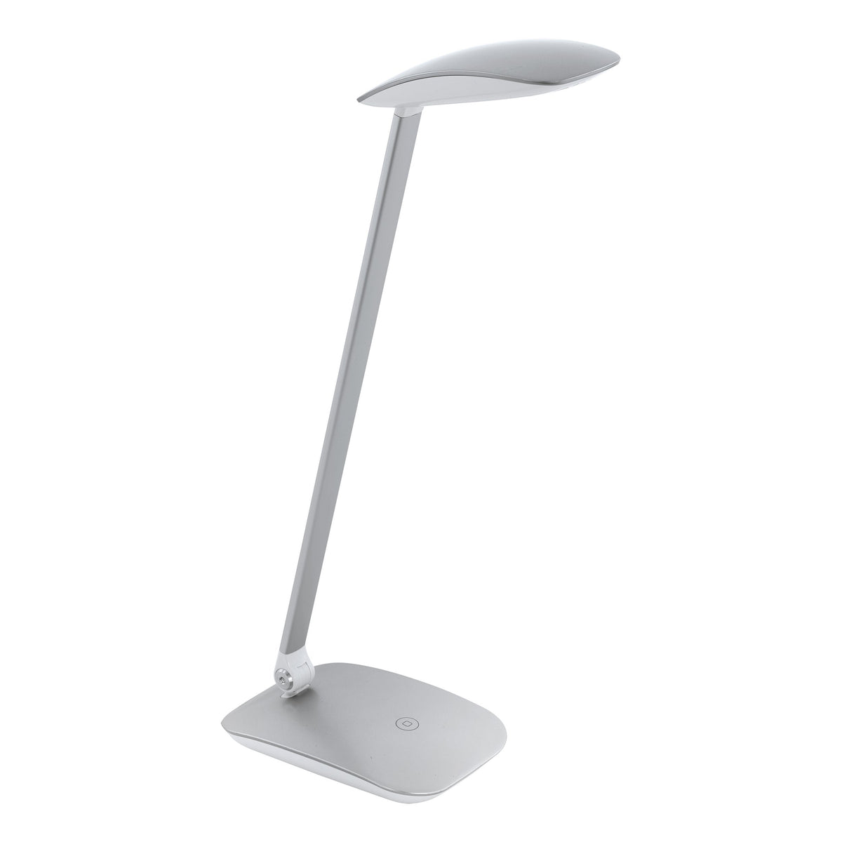 Vue de trois quarts du luminaire argenté, bras incliné et base arrondie