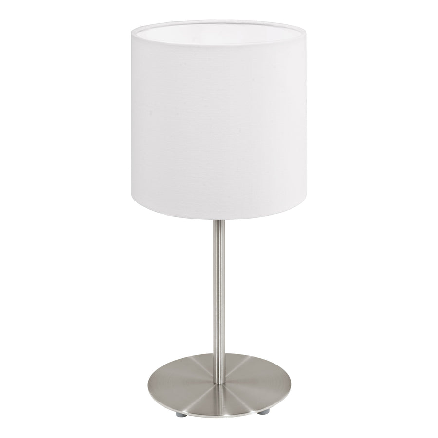 Vue légèrement inclinée de la lampe, montrant la base ronde et le pied métallique.