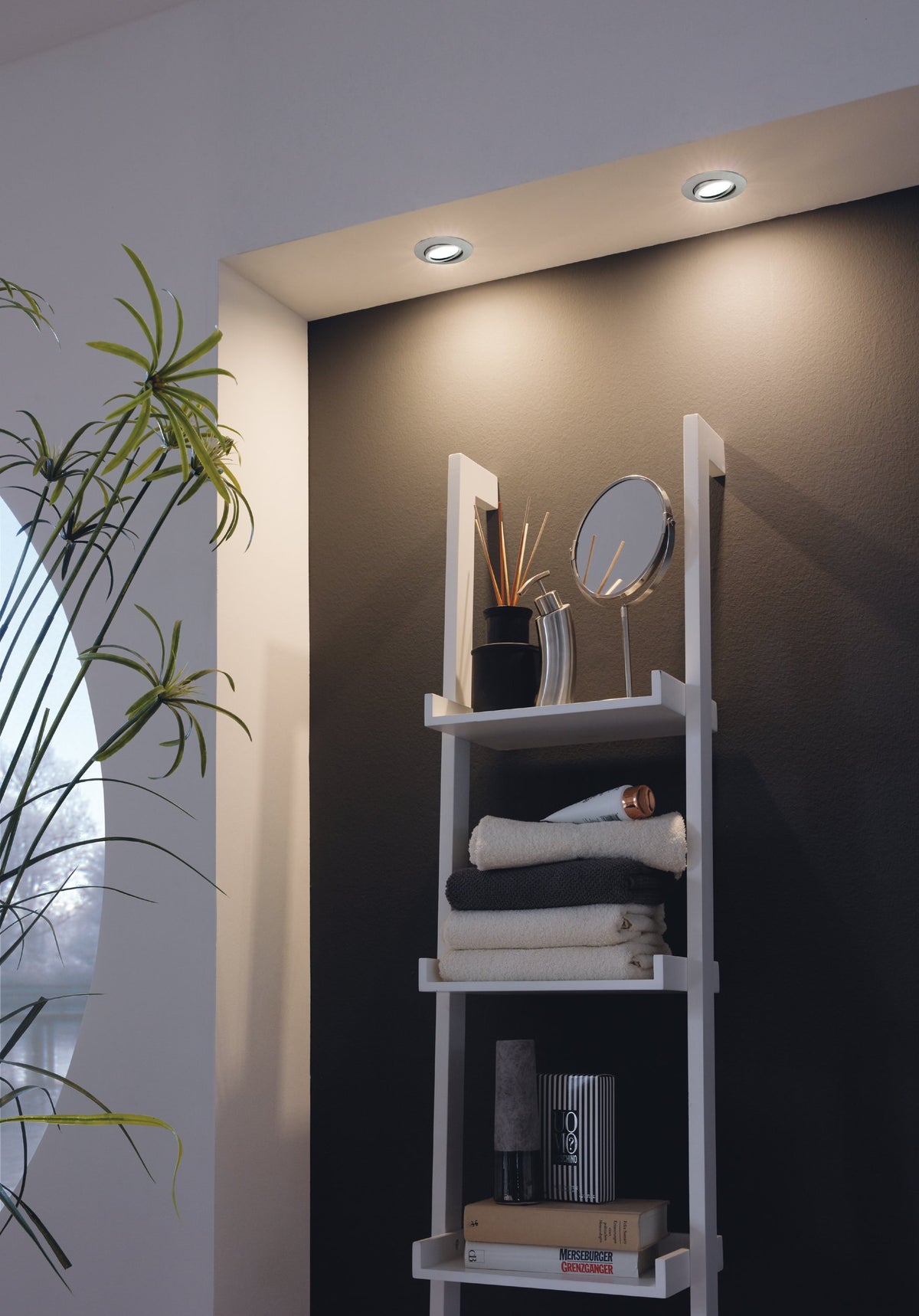 Mise en ambiance salle de bain avec deux spots encastrés éclairant une étagère.