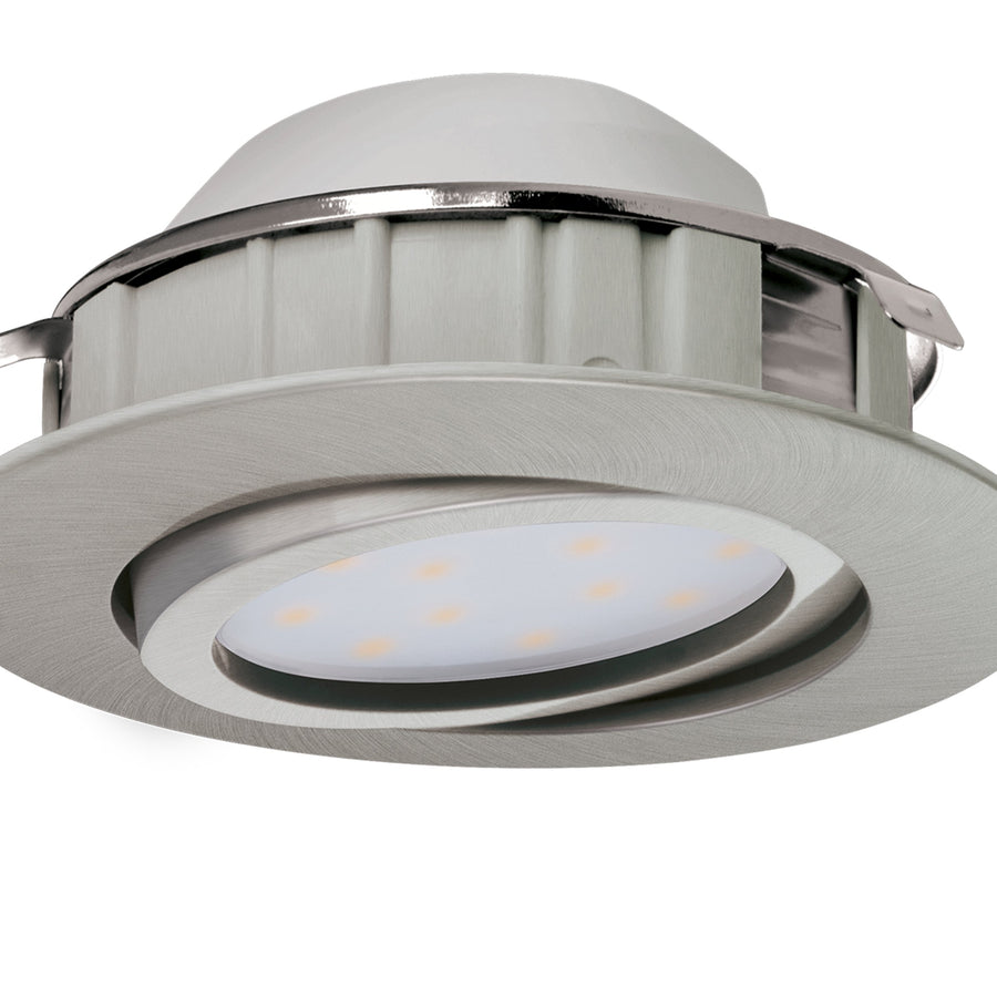 Gros plan sur la finition nickel brossé et la lentille LED du spot orientable
