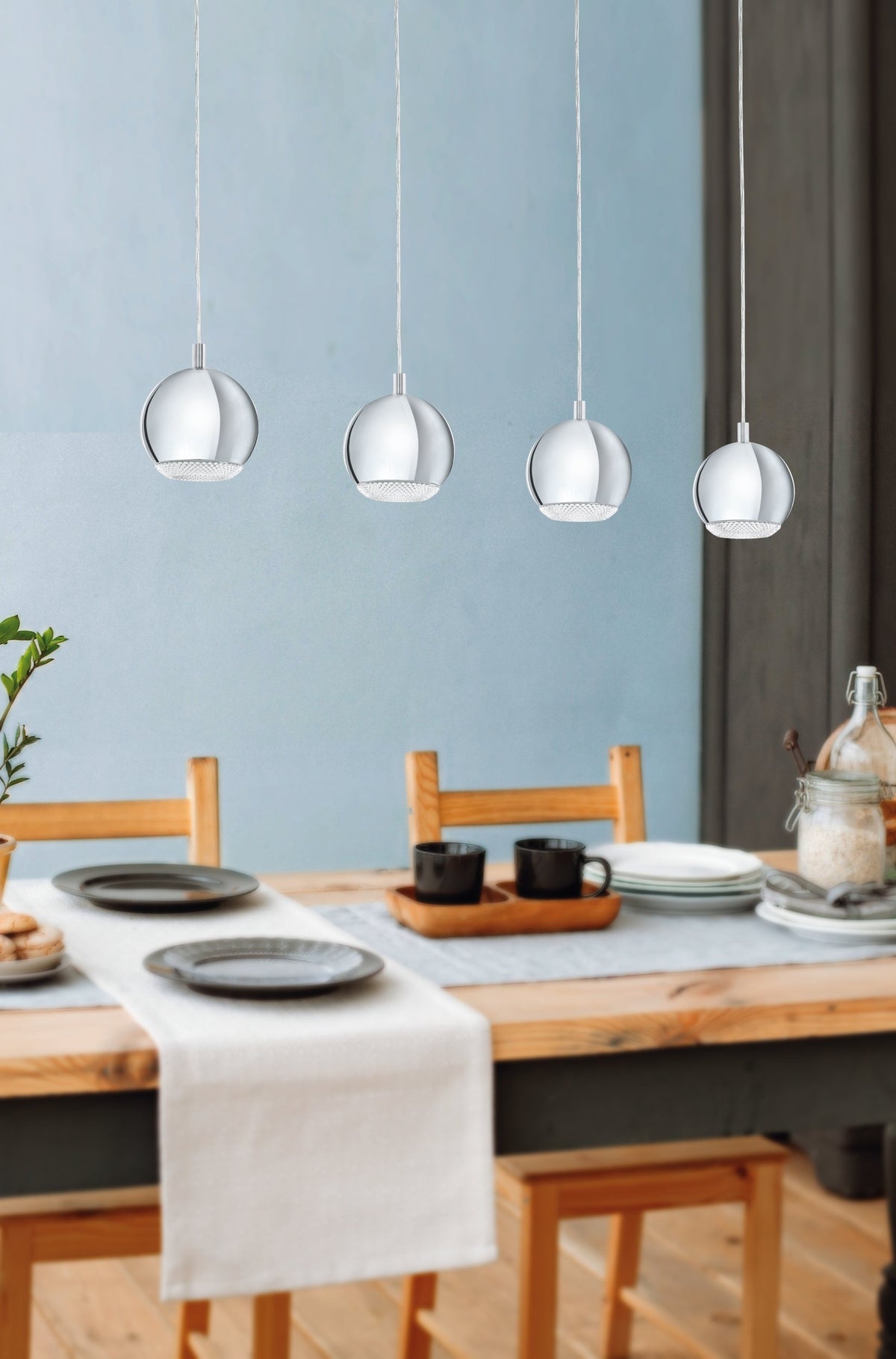 Mise en ambiance au-dessus d'une table à manger en bois clair